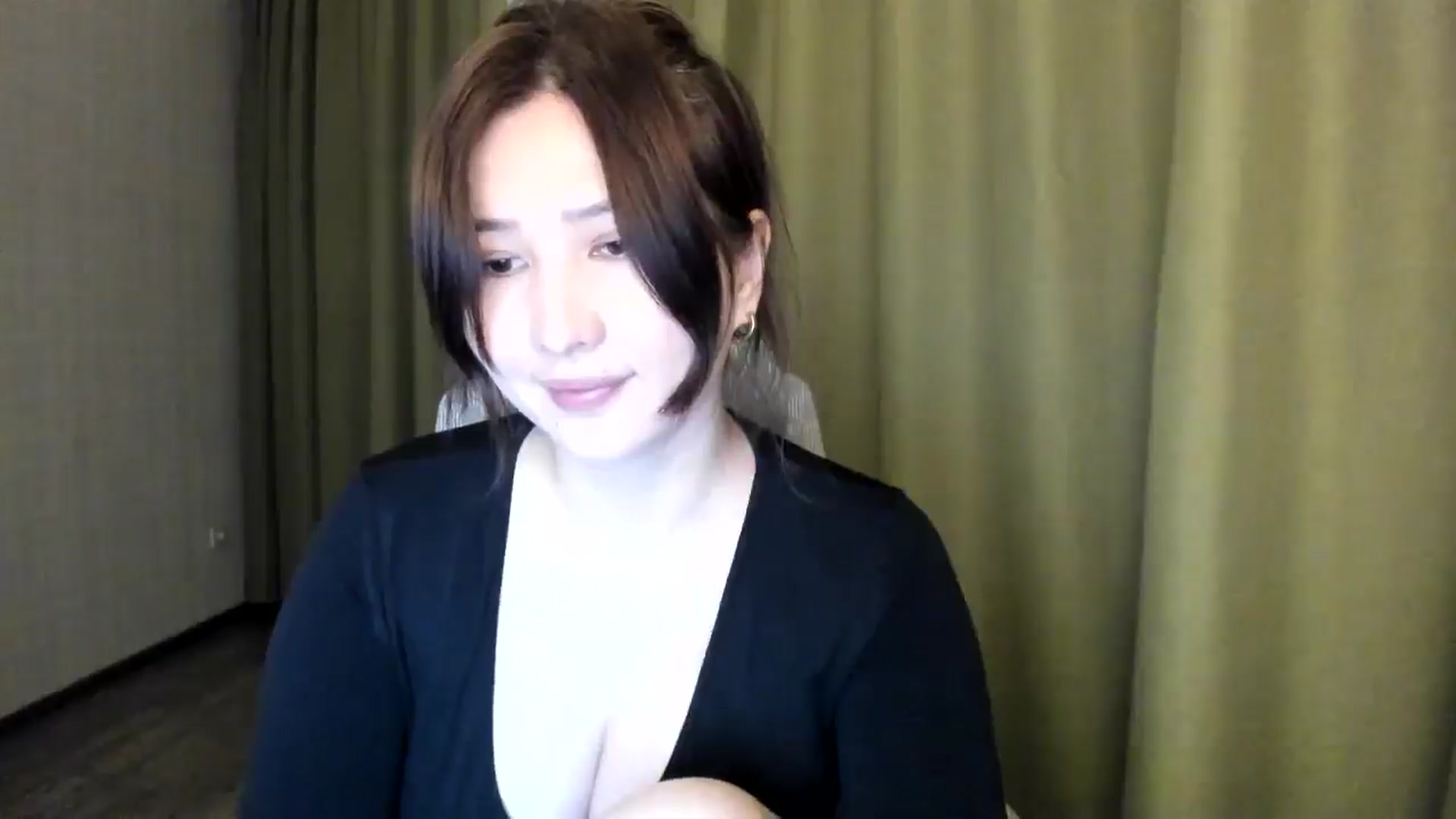Gallery image thumbnail from Elfleurit's myfreecams stream on, 05/14/2024, 20:20 image 7 of 20