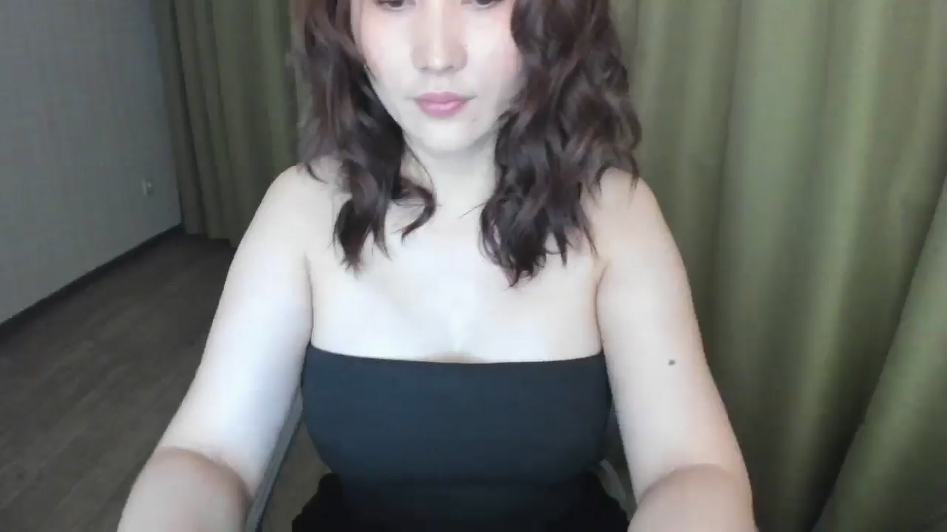Gallery image thumbnail from Elfleurit's myfreecams stream on, 05/19/2024, 21:06 image 15 of 20
