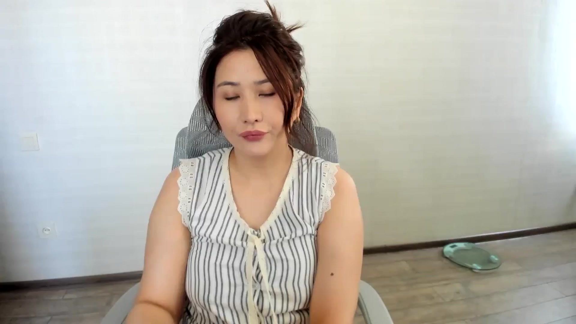 Gallery image thumbnail from Elfleurit's myfreecams stream on, 06/27/2024, 07:59 image 1 of 20
