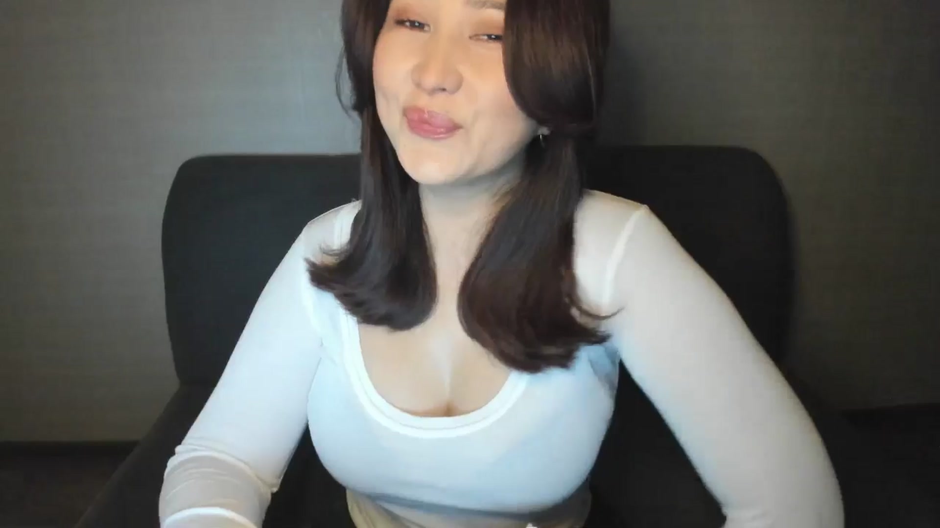 Gallery image thumbnail from Elfleurit's myfreecams stream on, 10/27/2024, 18:39 image 12 of 20