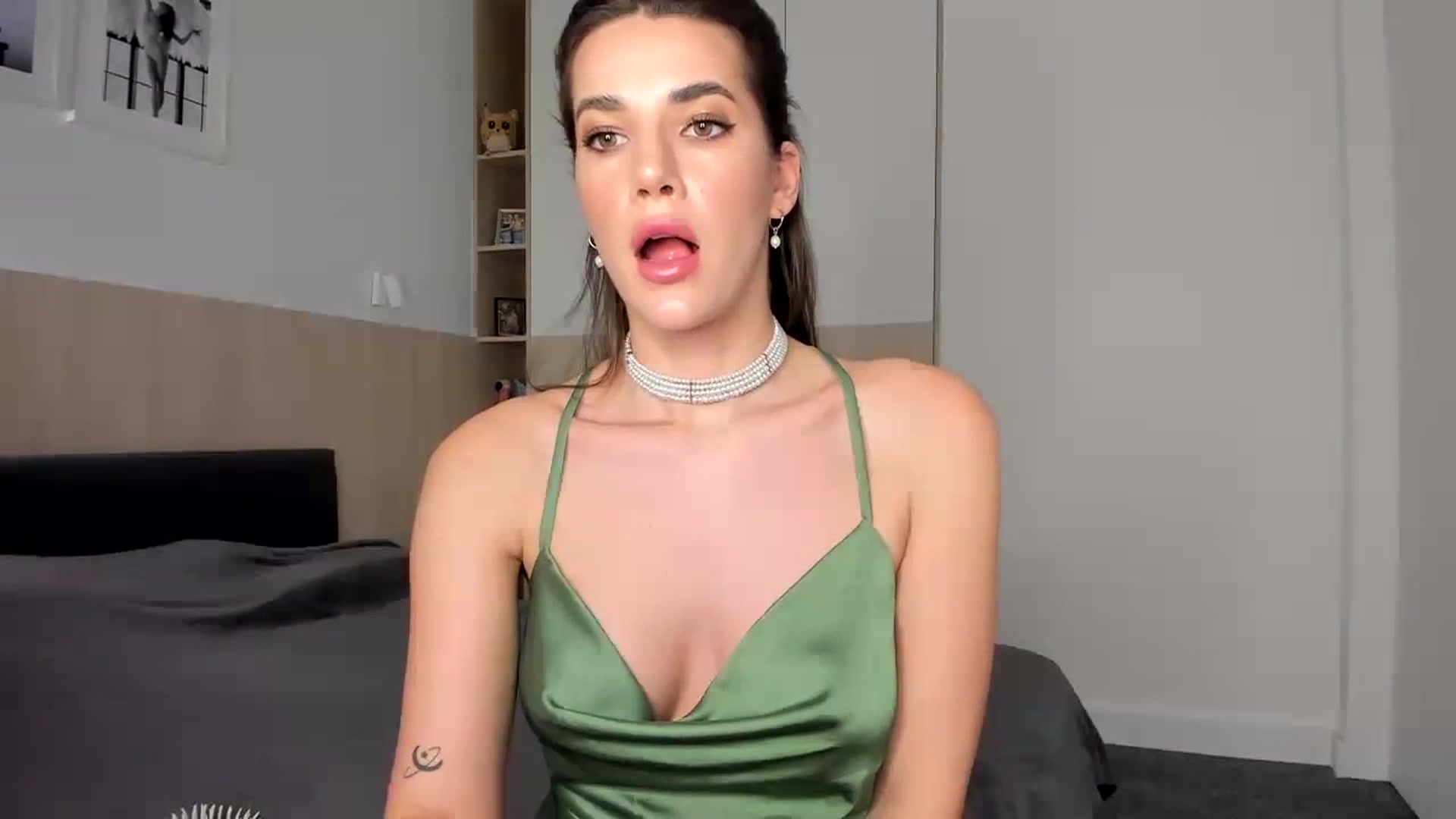 Gallery image thumbnail from EliinaGreen's myfreecams stream on, 12/28/2023, 17:42 image 7 of 20