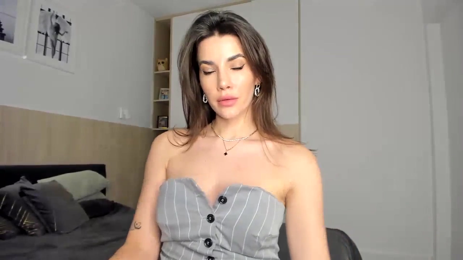Gallery image thumbnail from EliinaGreen's myfreecams stream on, 01/24/2024, 22:00 image 17 of 20