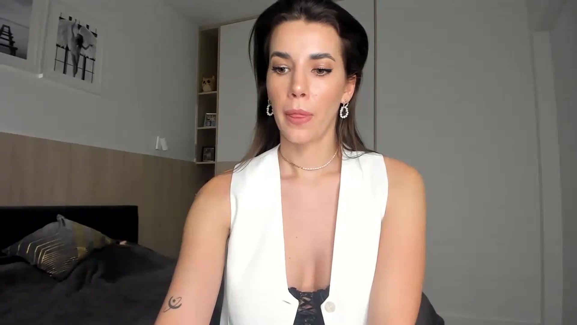 Gallery image thumbnail from EliinaGreen's myfreecams stream on, 01/29/2024, 19:16 image 16 of 20
