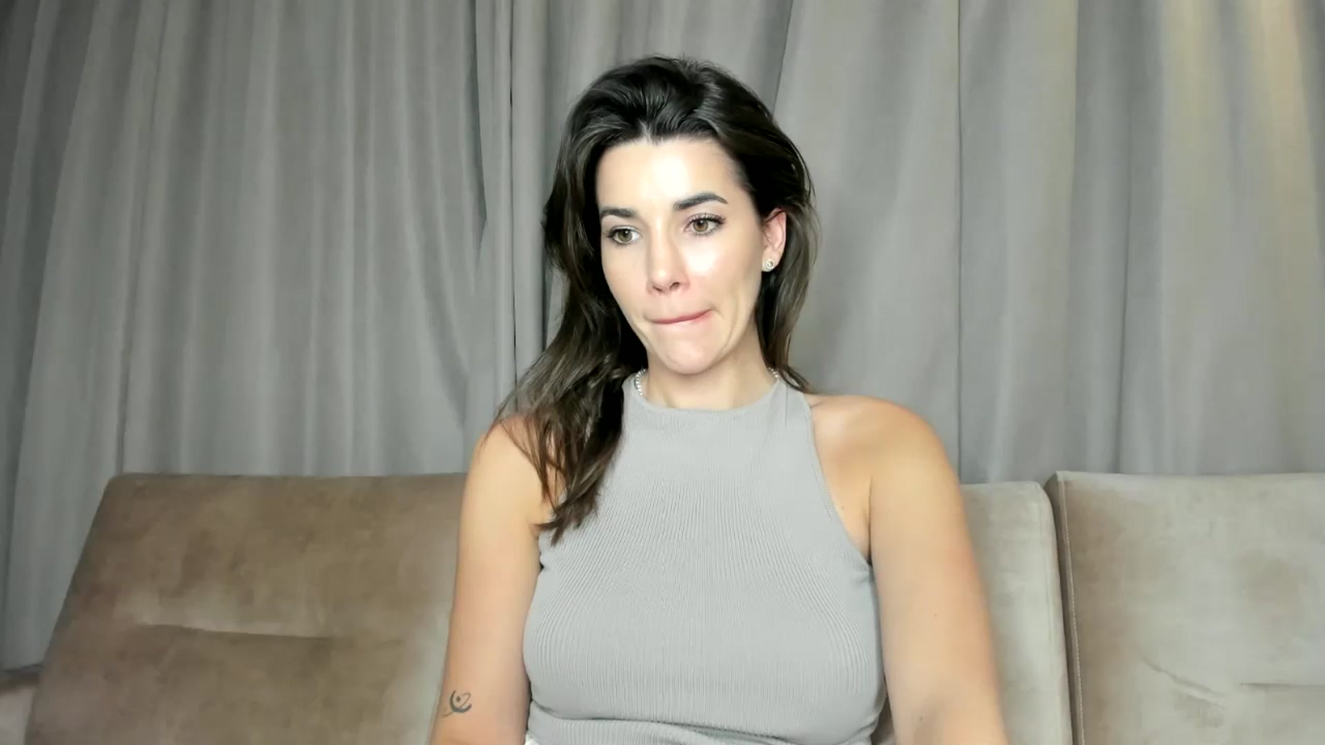 Gallery image thumbnail from EliinaGreen's myfreecams stream on, 05/23/2024, 22:44 image 19 of 20