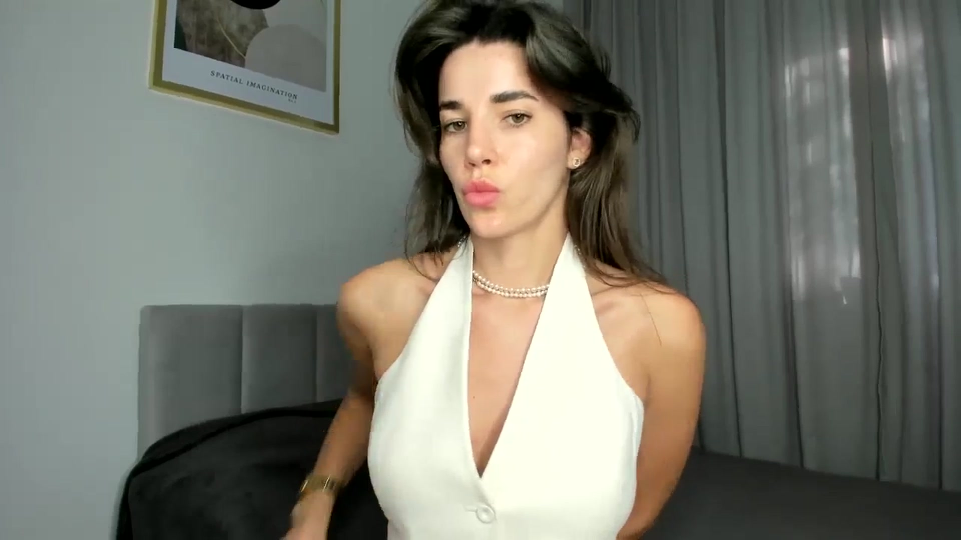 Gallery image thumbnail from EliinaGreen's myfreecams stream on, 07/15/2024, 15:23 image 13 of 20