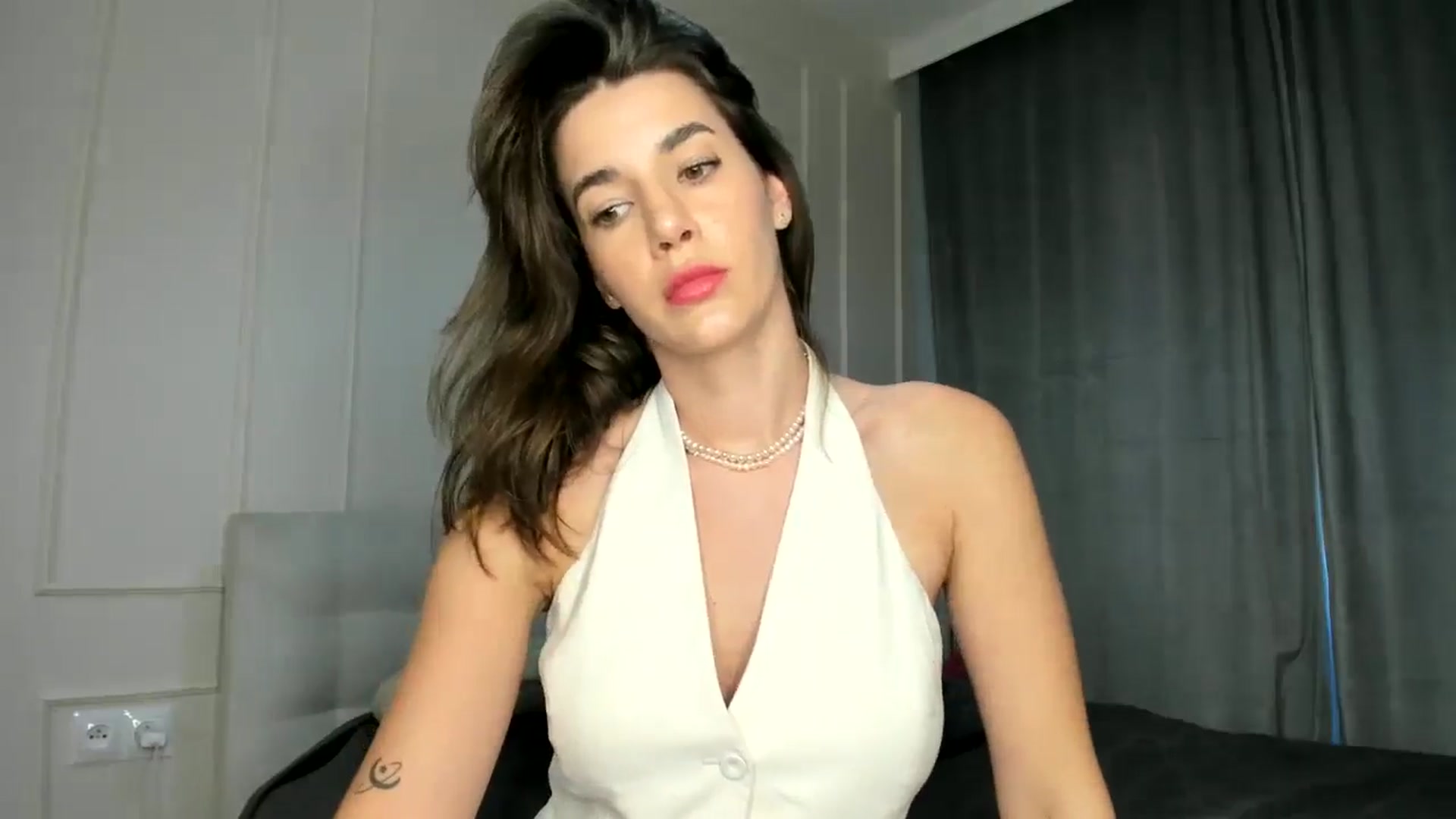 Gallery image thumbnail from EliinaGreen's myfreecams stream on, 09/17/2024, 16:27 image 2 of 20