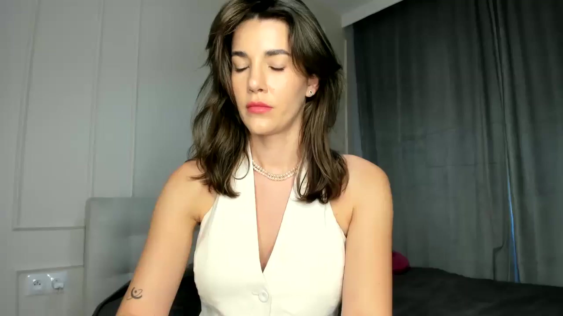 Gallery image thumbnail from EliinaGreen's myfreecams stream on, 09/17/2024, 16:27 image 7 of 20