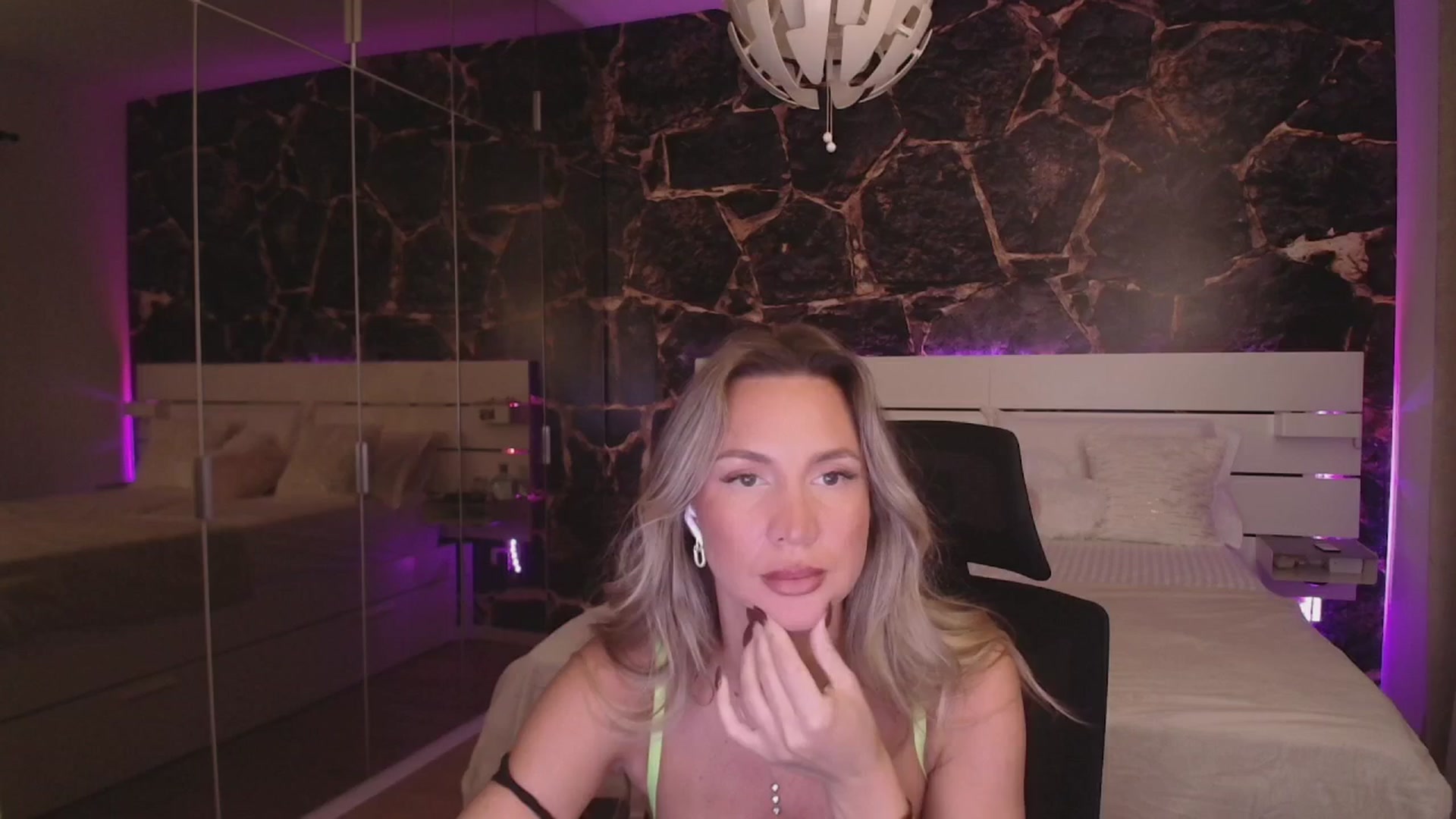 Gallery image thumbnail from ElissaBeats's myfreecams stream on, 10/04/2025, 07:54 image 10 of 20
