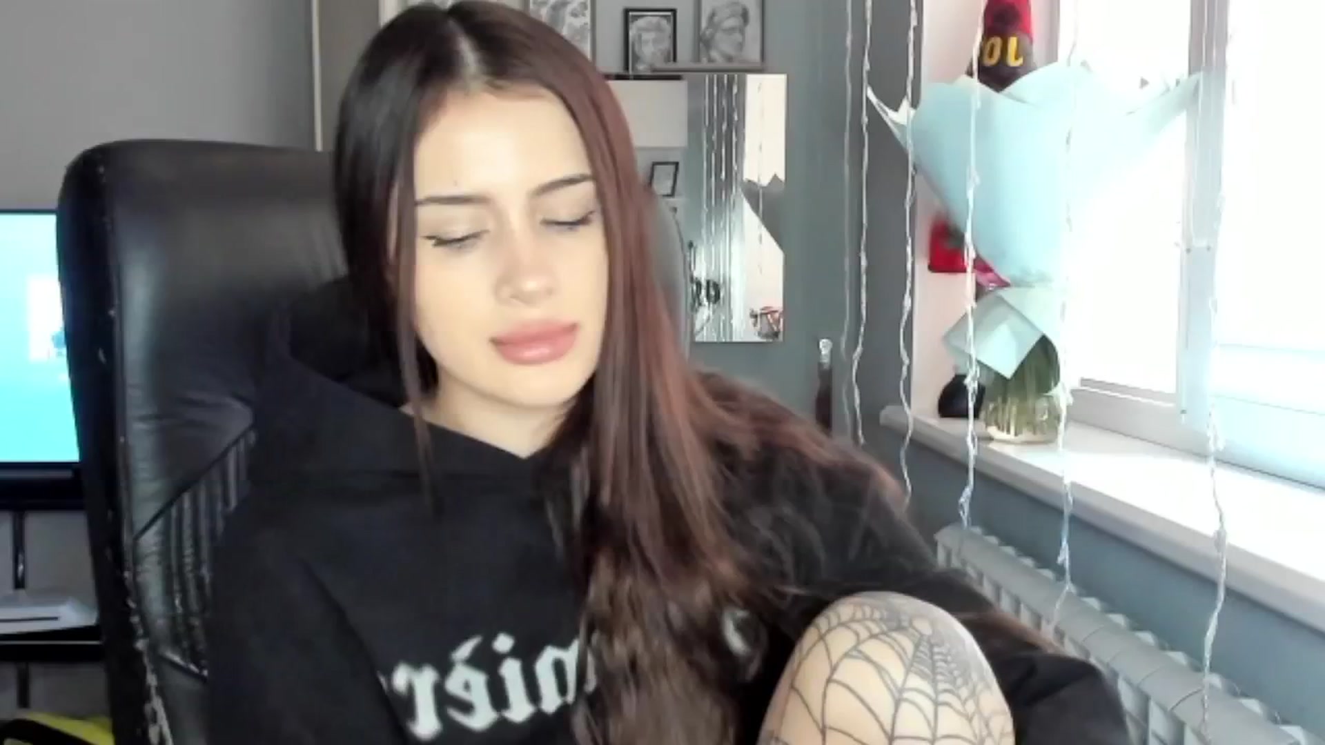 Gallery image thumbnail from Eliza_beth's myfreecams stream on, 12/10/2024, 09:22 image 19 of 20
