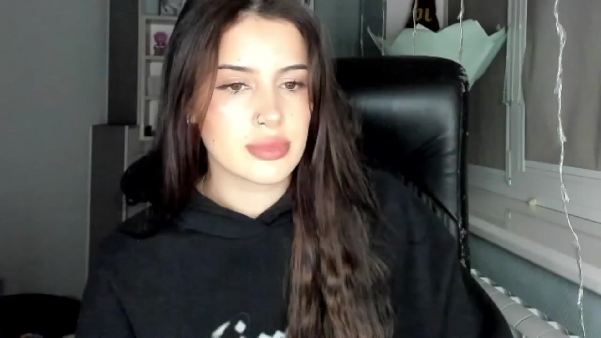 Gallery image thumbnail from Eliza_beth's myfreecams stream on, 12/17/2024, 16:19 image 2 of 20