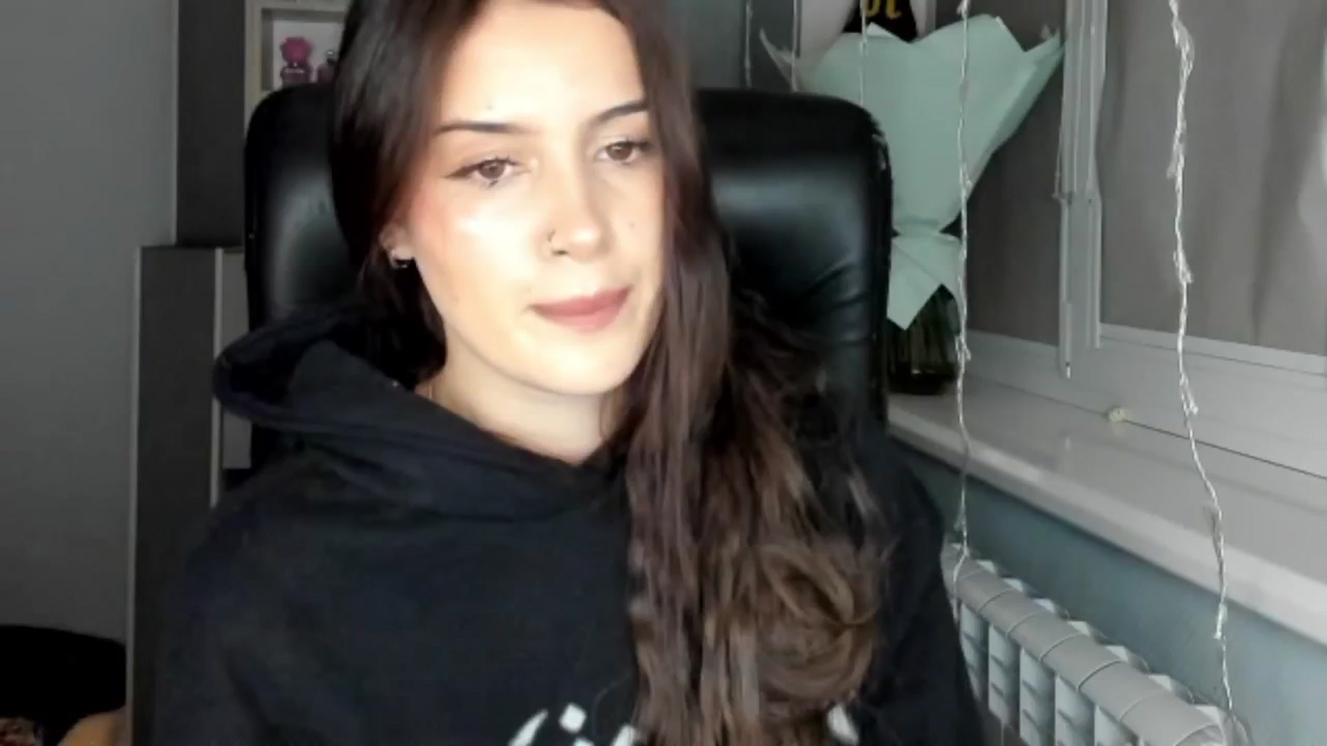 Gallery image thumbnail from Eliza_beth's myfreecams stream on, 12/17/2024, 16:19 image 10 of 20