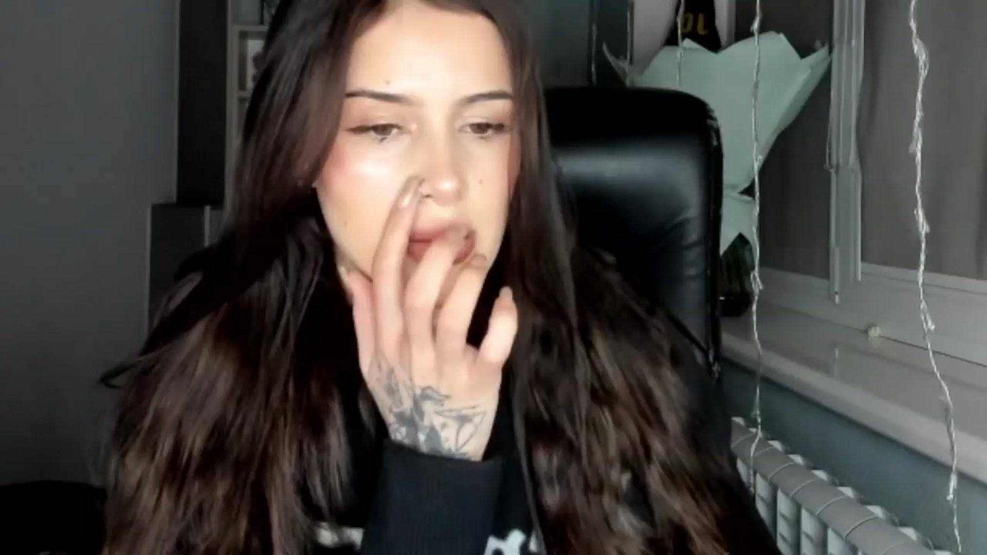 Gallery image thumbnail from Eliza_beth's myfreecams stream on, 12/17/2024, 16:19 image 7 of 20