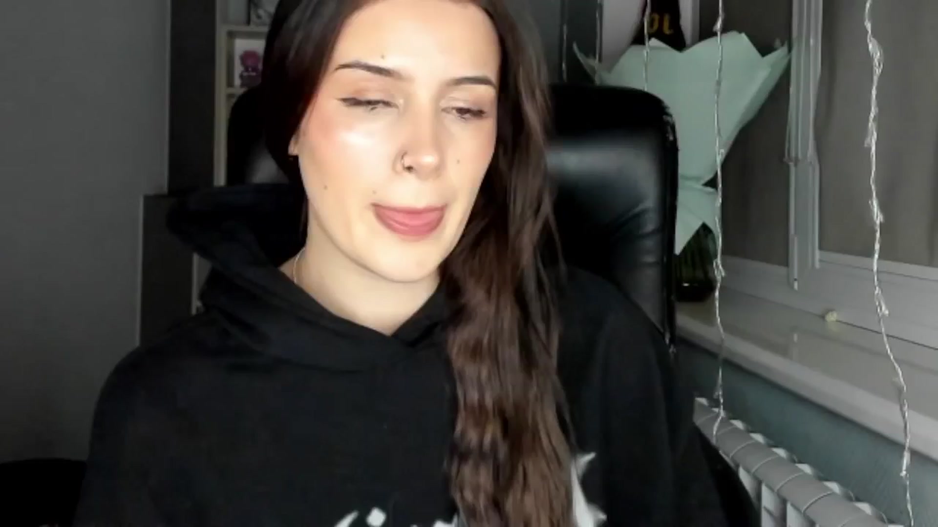 Gallery image thumbnail from Eliza_beth's myfreecams stream on, 12/17/2024, 16:19 image 6 of 20