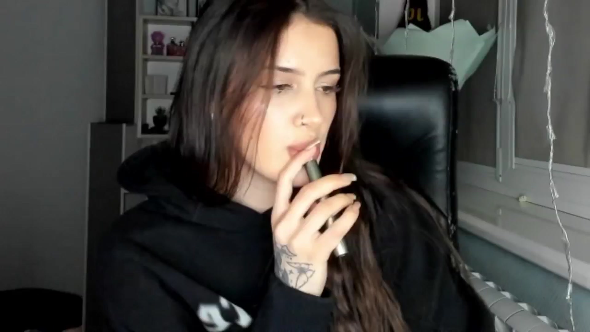 Gallery image thumbnail from Eliza_beth's myfreecams stream on, 12/17/2024, 16:19 image 3 of 20