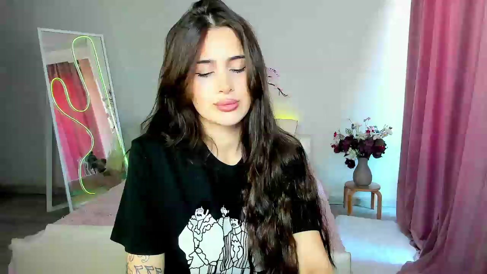 Gallery image thumbnail from Eliza_beth's myfreecams stream on, 06/23/2026, 07:02 image 13 of 20