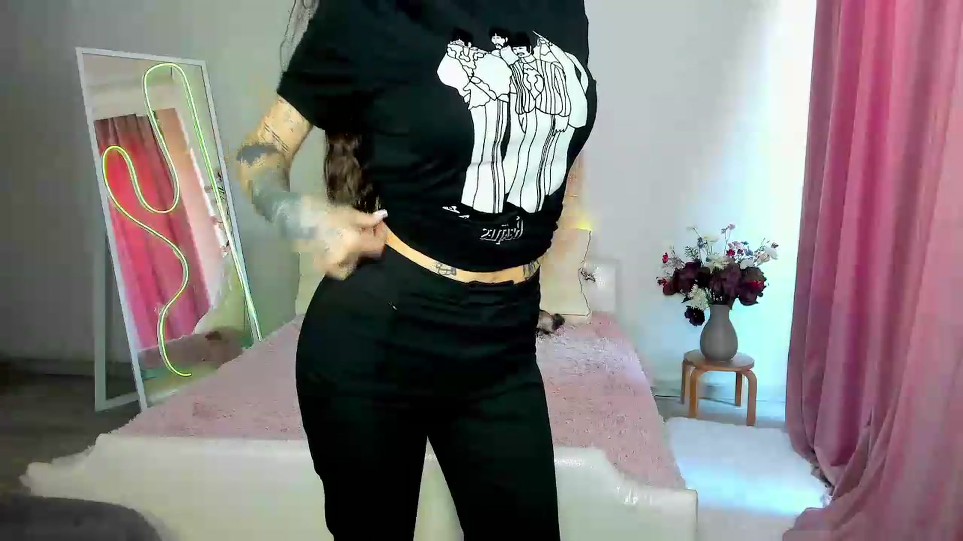 Gallery image thumbnail from Eliza_beth's myfreecams stream on, 06/23/2026, 08:08 image 7 of 20
