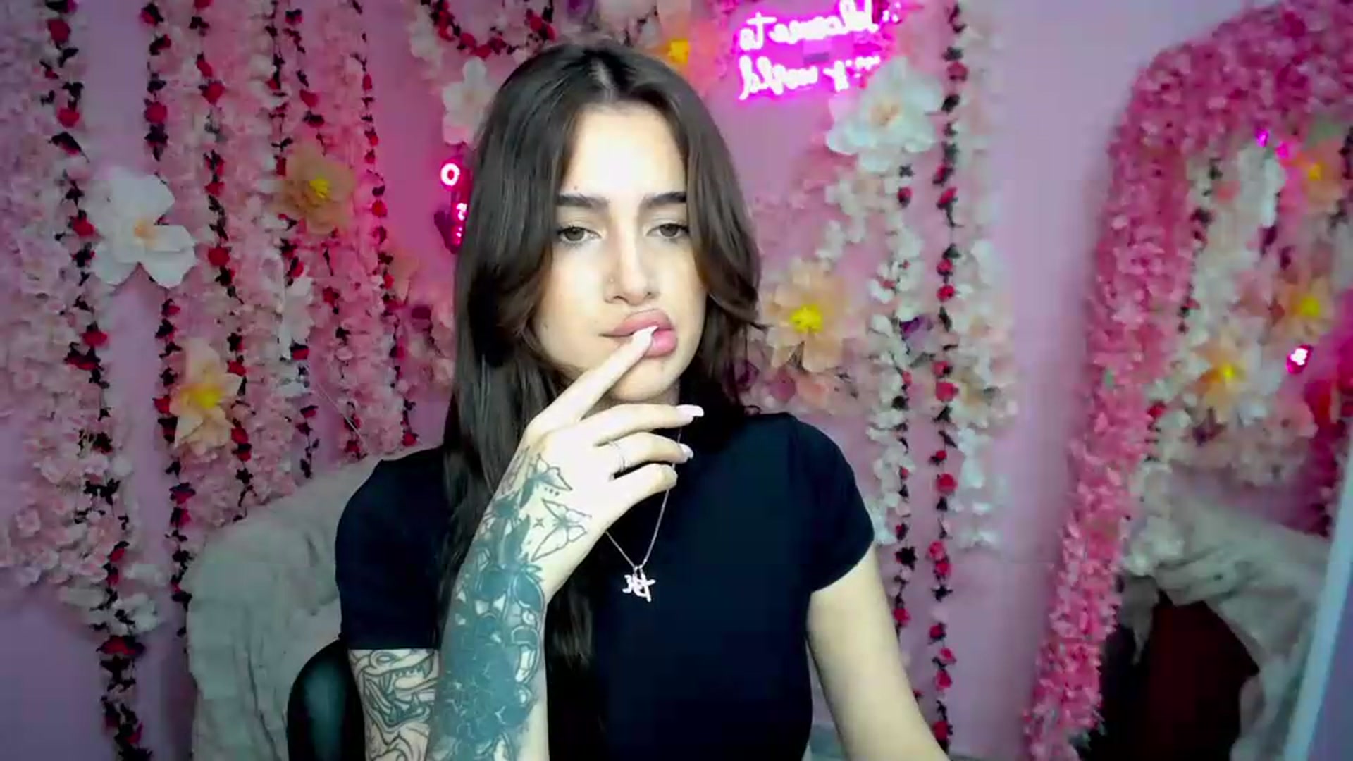 Gallery image thumbnail from Eliza_beth's myfreecams stream on, 07/15/2026, 13:27 image 18 of 20
