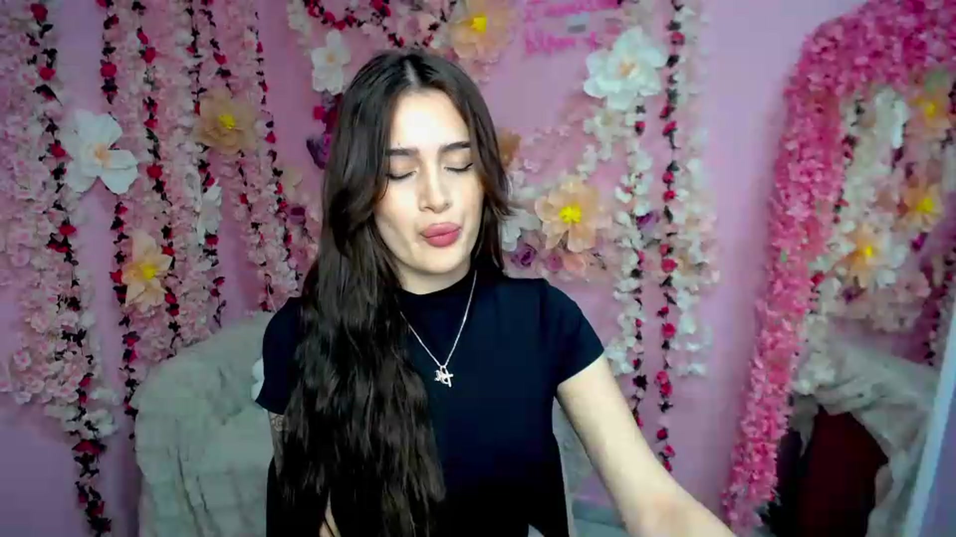 Gallery image thumbnail from Eliza_beth's myfreecams stream on, 07/15/2026, 16:37 image 7 of 20