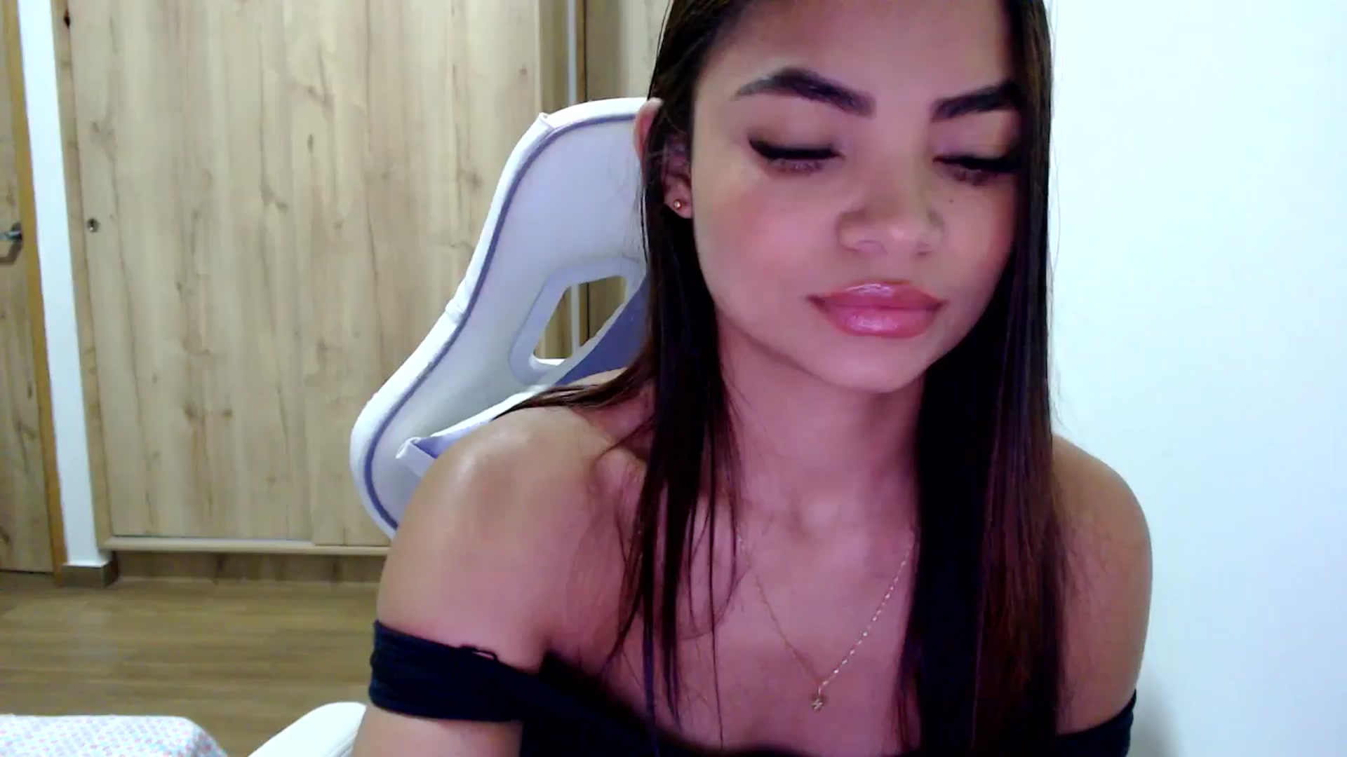 Gallery image thumbnail from Eliza_lujan's myfreecams stream on, 05/09/2025, 01:07 image 20 of 20