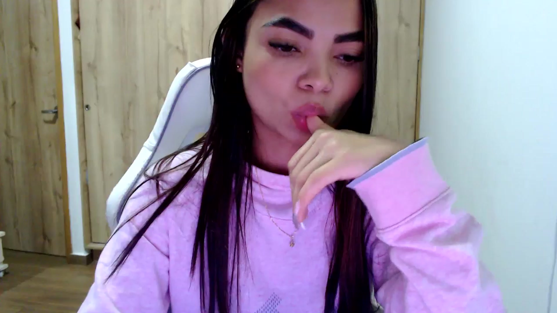 Gallery image thumbnail from Eliza_lujan's myfreecams stream on, 05/18/2025, 02:28 image 10 of 20