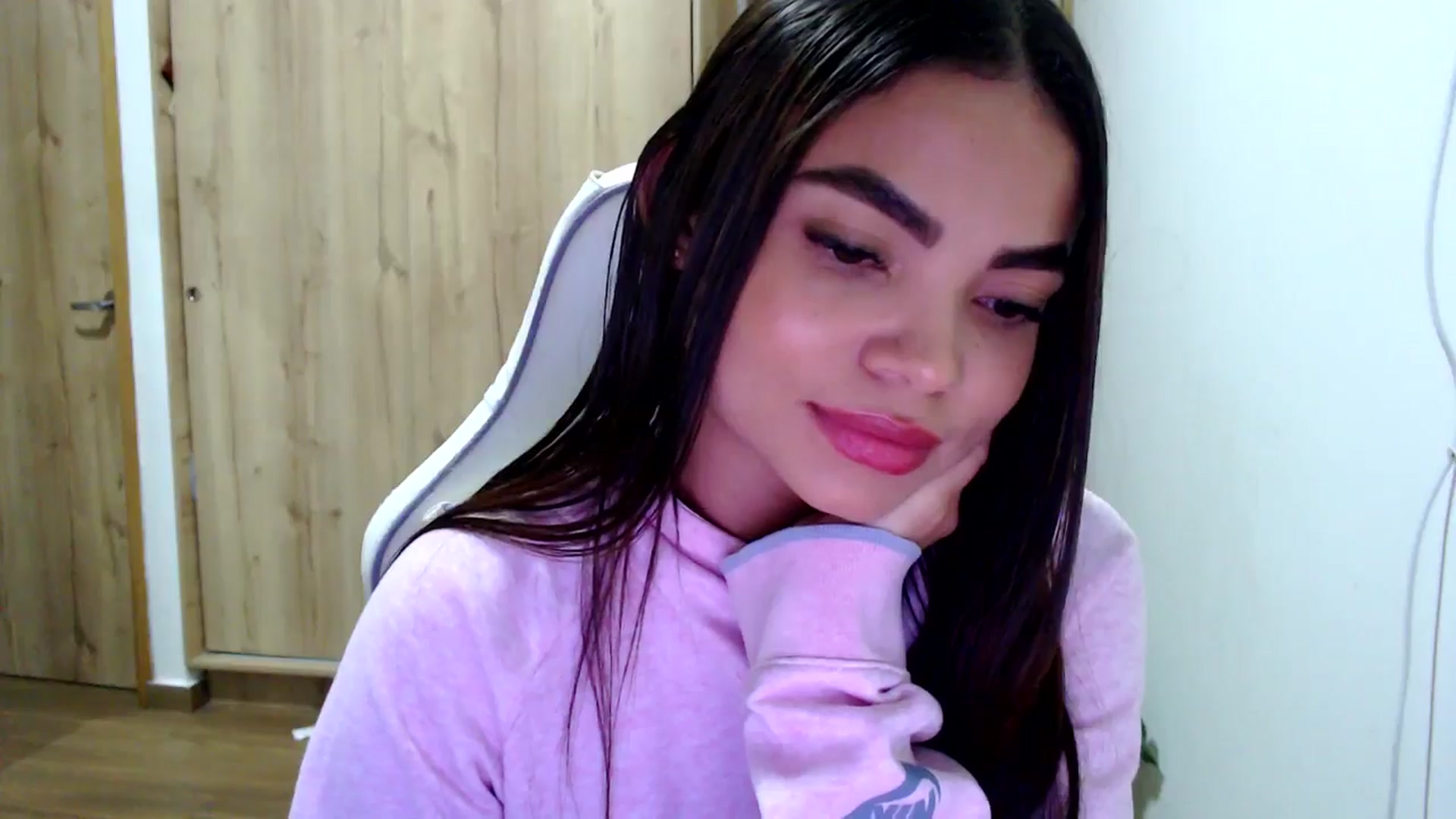 Gallery image thumbnail from Eliza_lujan's myfreecams stream on, 05/18/2025, 02:28 image 3 of 20