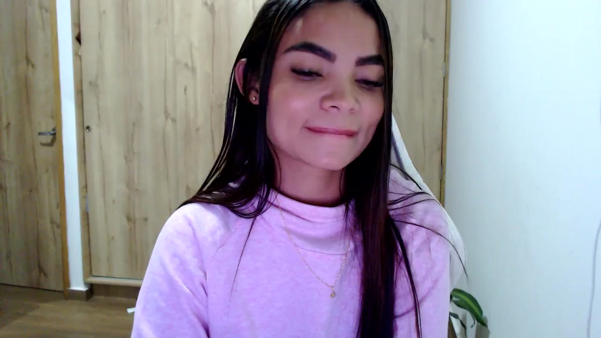 Gallery image thumbnail from Eliza_lujan's myfreecams stream on, 05/18/2025, 02:28 image 14 of 20