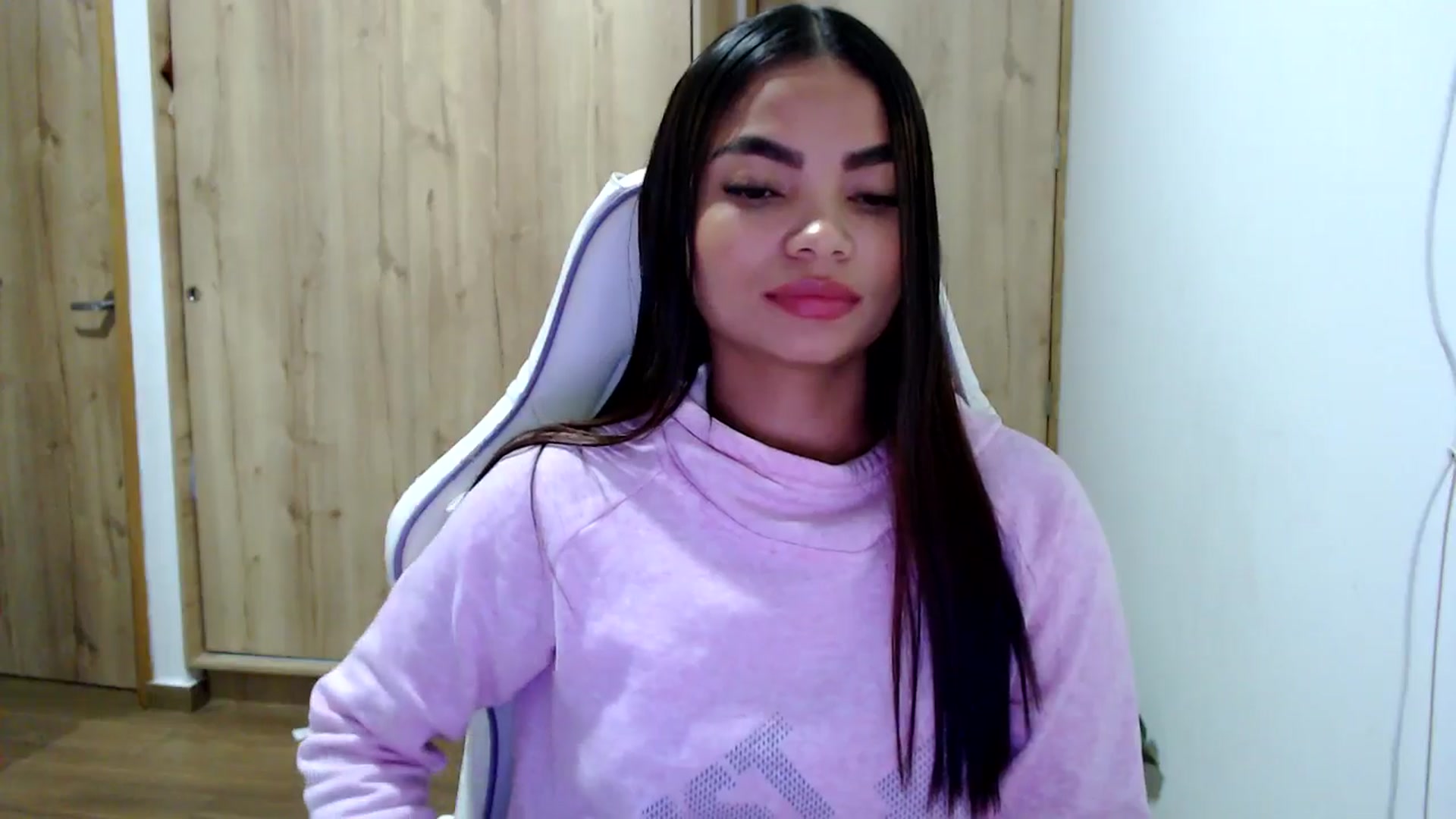 Gallery image thumbnail from Eliza_lujan's myfreecams stream on, 05/18/2025, 02:28 image 4 of 20