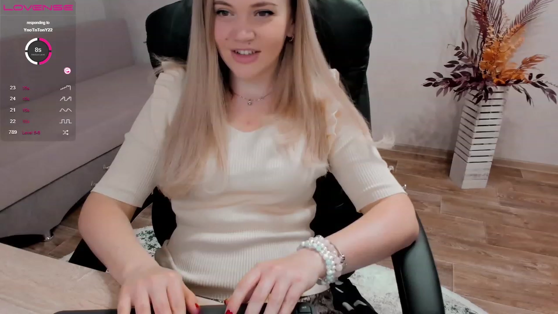 Gallery image thumbnail from EllaAntares's myfreecams stream on, 12/27/2022, 10:24 image 1 of 20