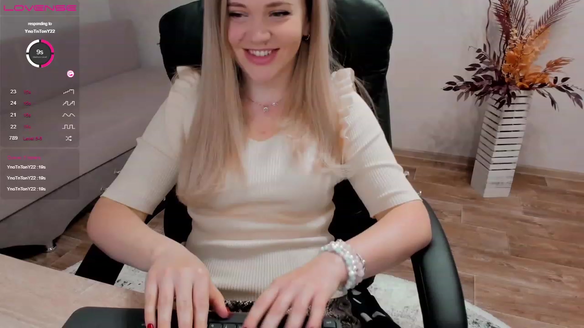 Gallery image thumbnail from EllaAntares's myfreecams stream on, 12/27/2022, 10:24 image 6 of 20