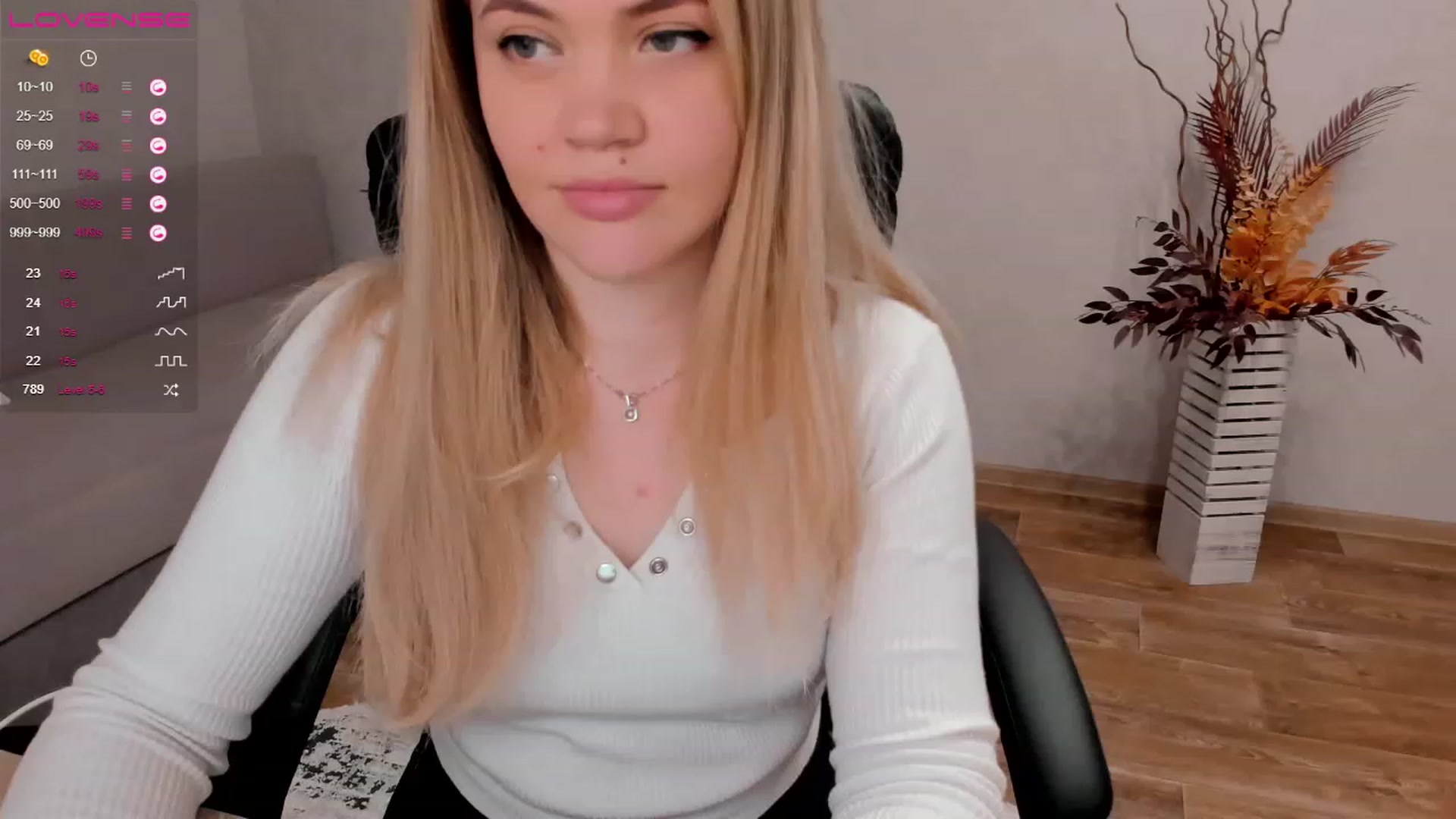 Gallery image thumbnail from EllaAntares's myfreecams stream on, 01/05/2023, 10:33 image 17 of 20
