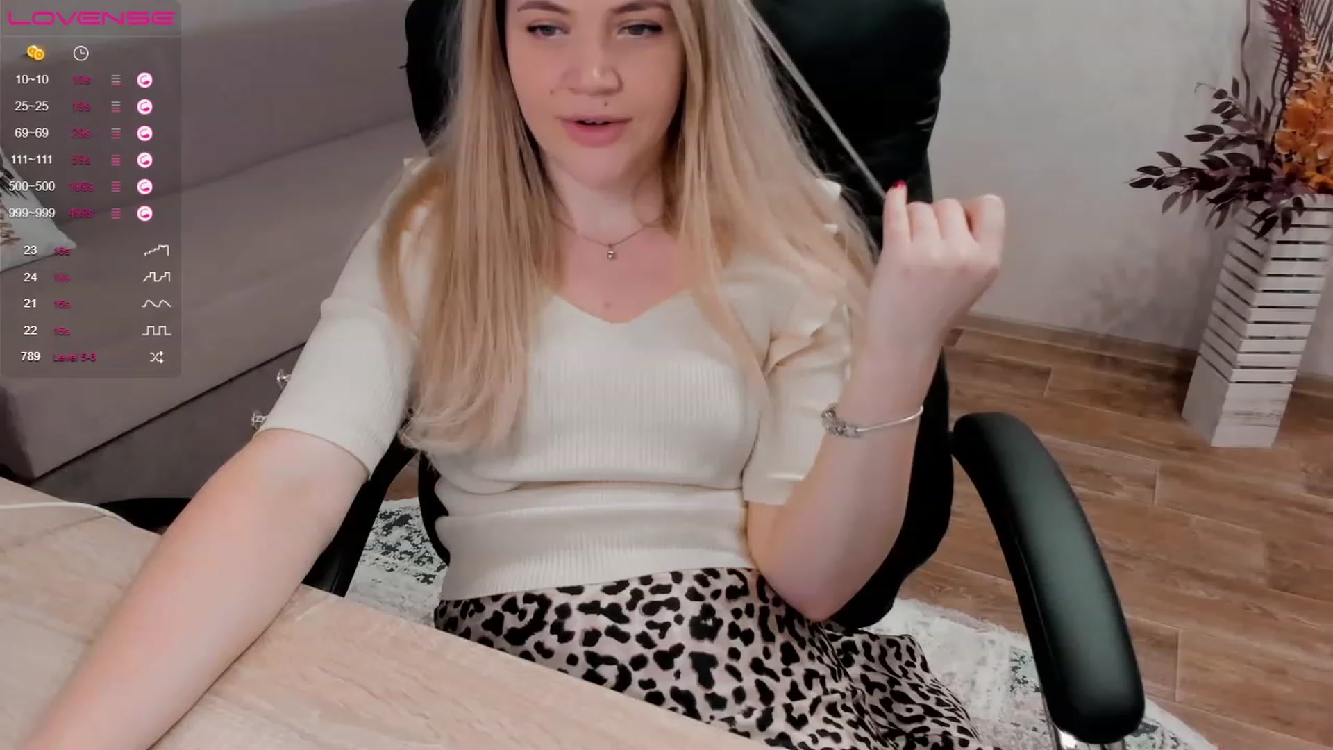 Gallery image thumbnail from EllaAntares's myfreecams stream on, 01/06/2023, 10:45 image 12 of 20