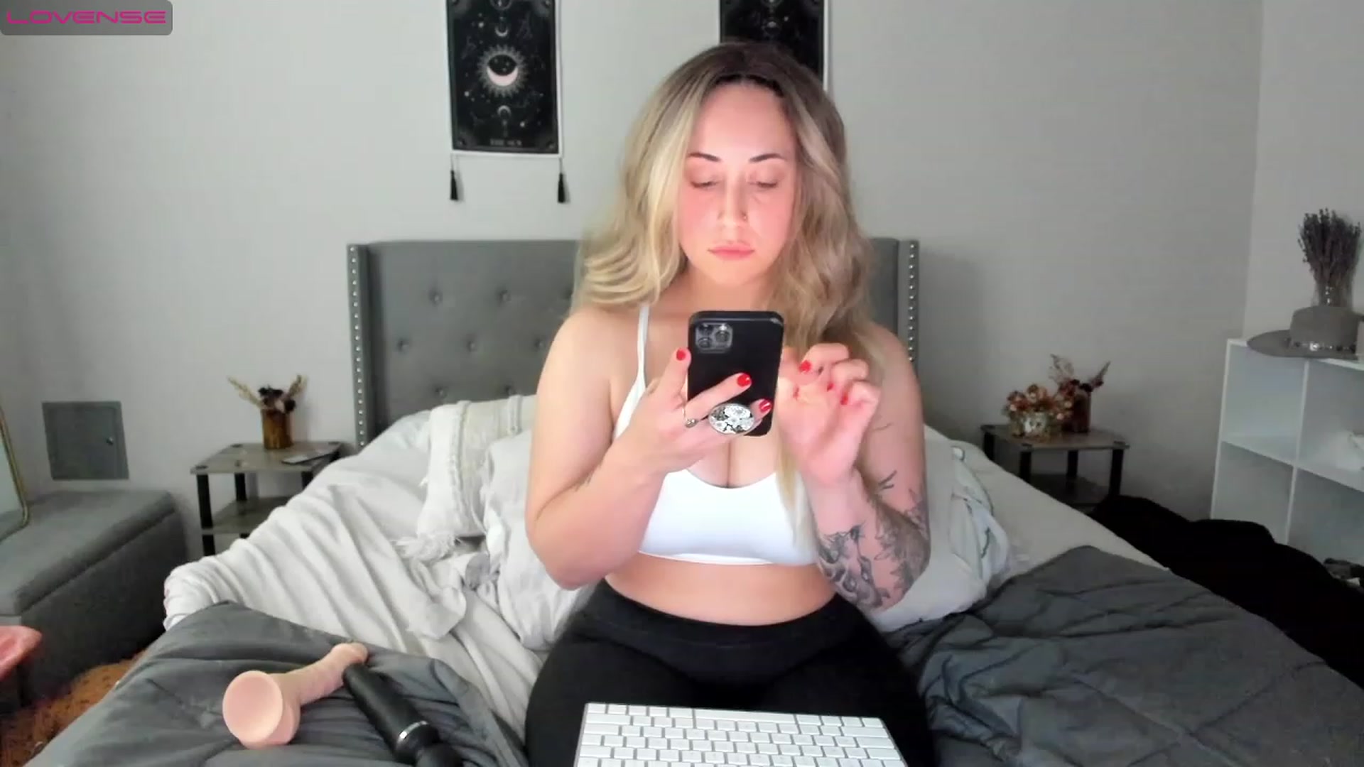 Gallery image thumbnail from EllaCakes's myfreecams stream on, 11/15/2022, 21:22 image 17 of 20