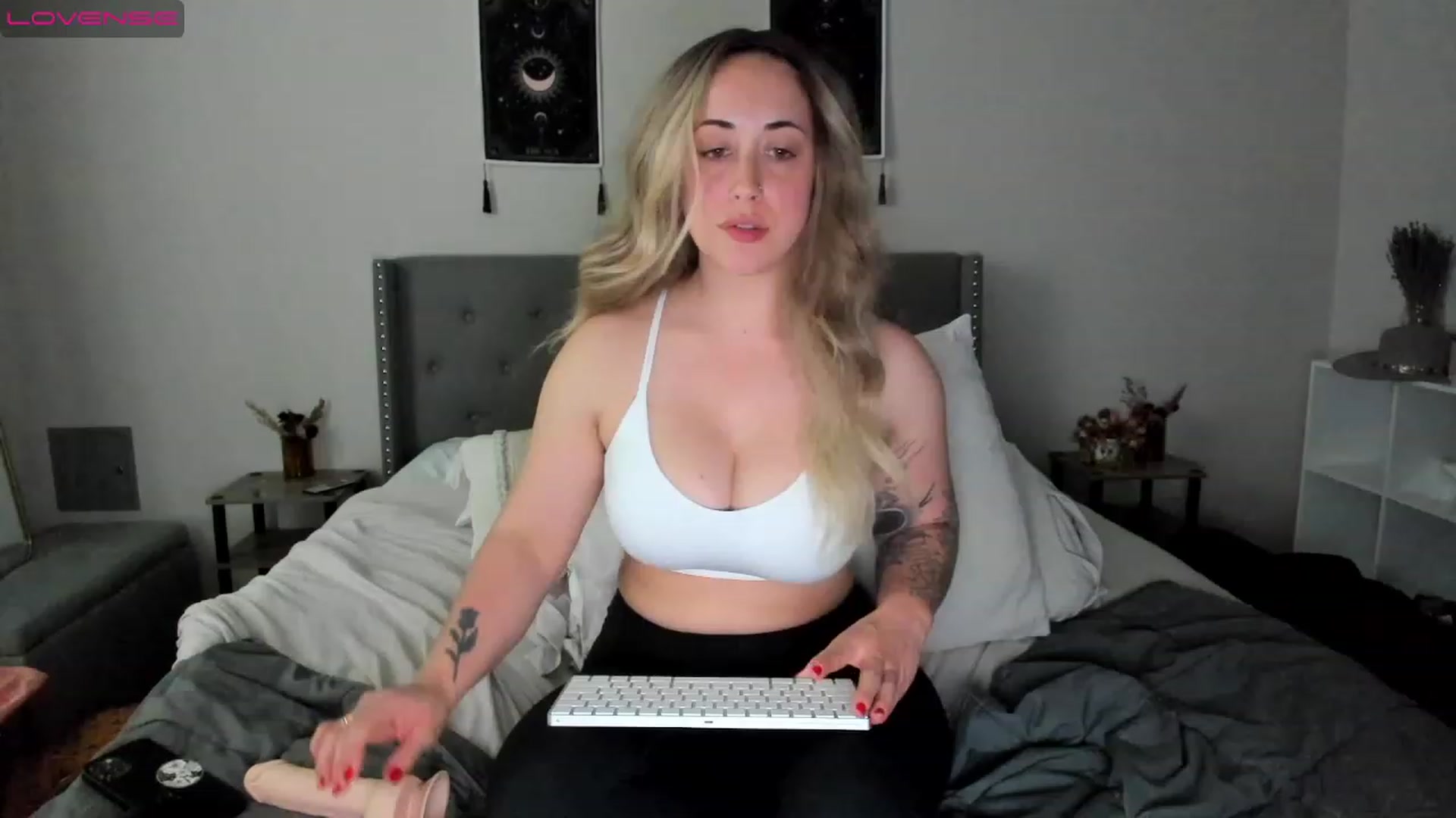 Gallery image thumbnail from EllaCakes's myfreecams stream on, 11/15/2022, 21:22 image 18 of 20