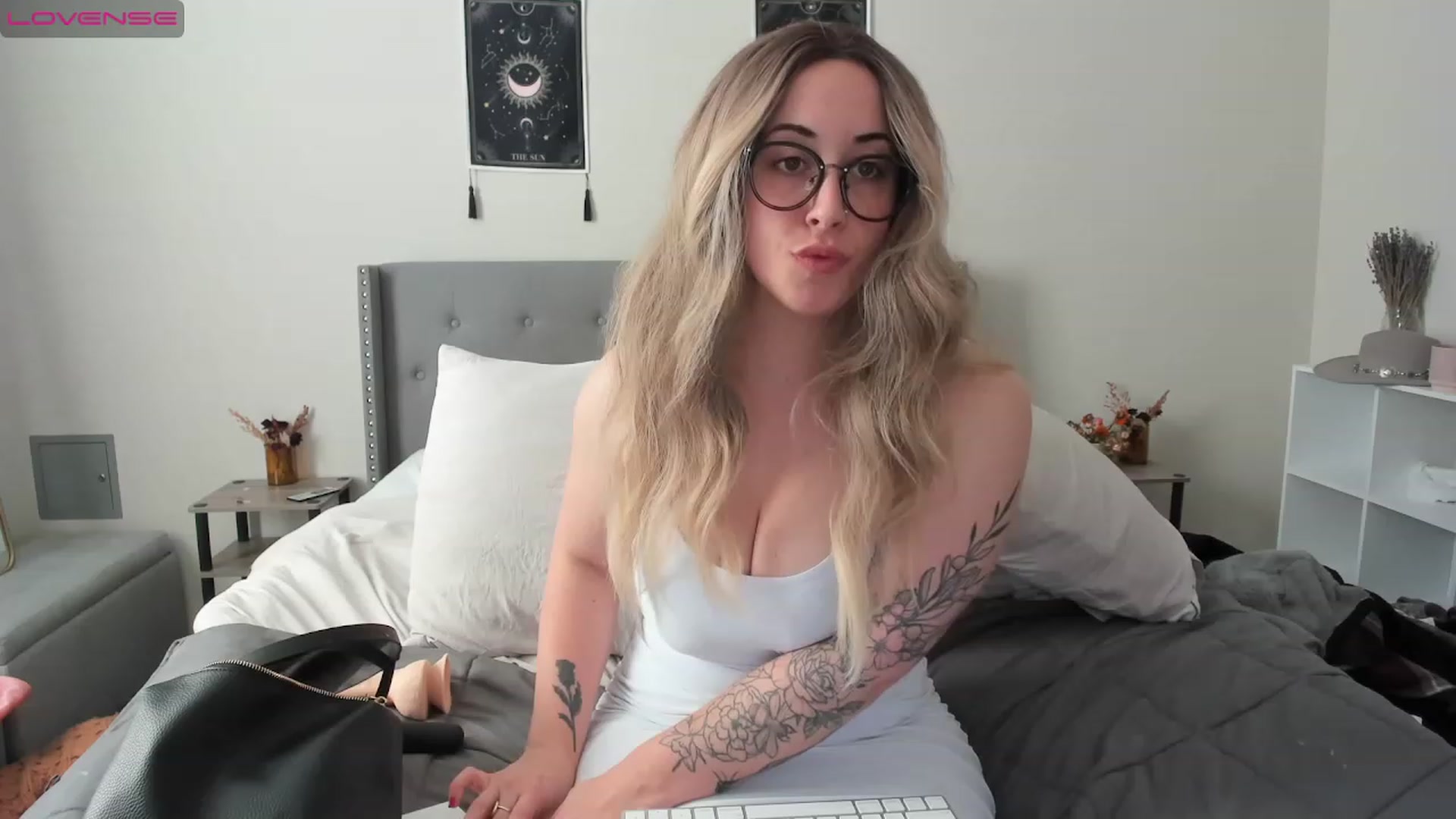 Gallery image thumbnail from EllaCakes's myfreecams stream on, 11/16/2022, 19:21 image 20 of 20