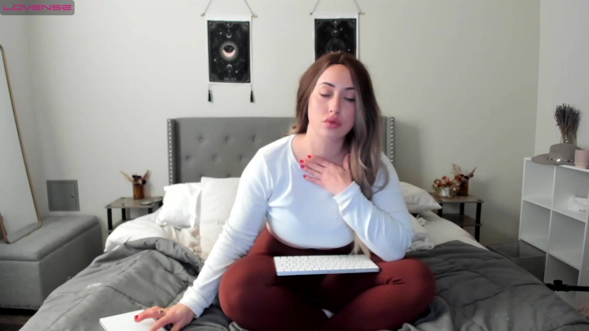 Gallery image thumbnail from EllaCakes's myfreecams stream on, 12/27/2022, 22:01 image 6 of 20