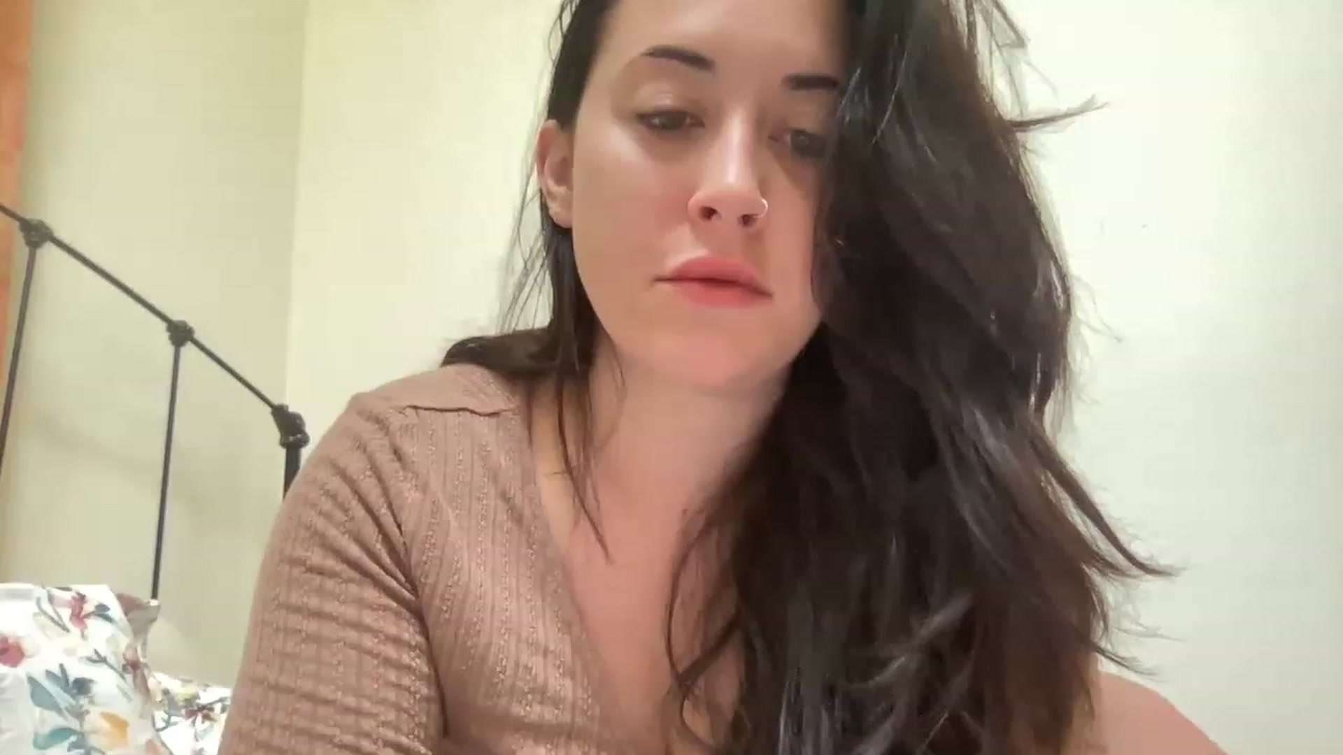 Gallery image thumbnail from EllaCakes's myfreecams stream on, 04/15/2023, 16:38 image 19 of 20