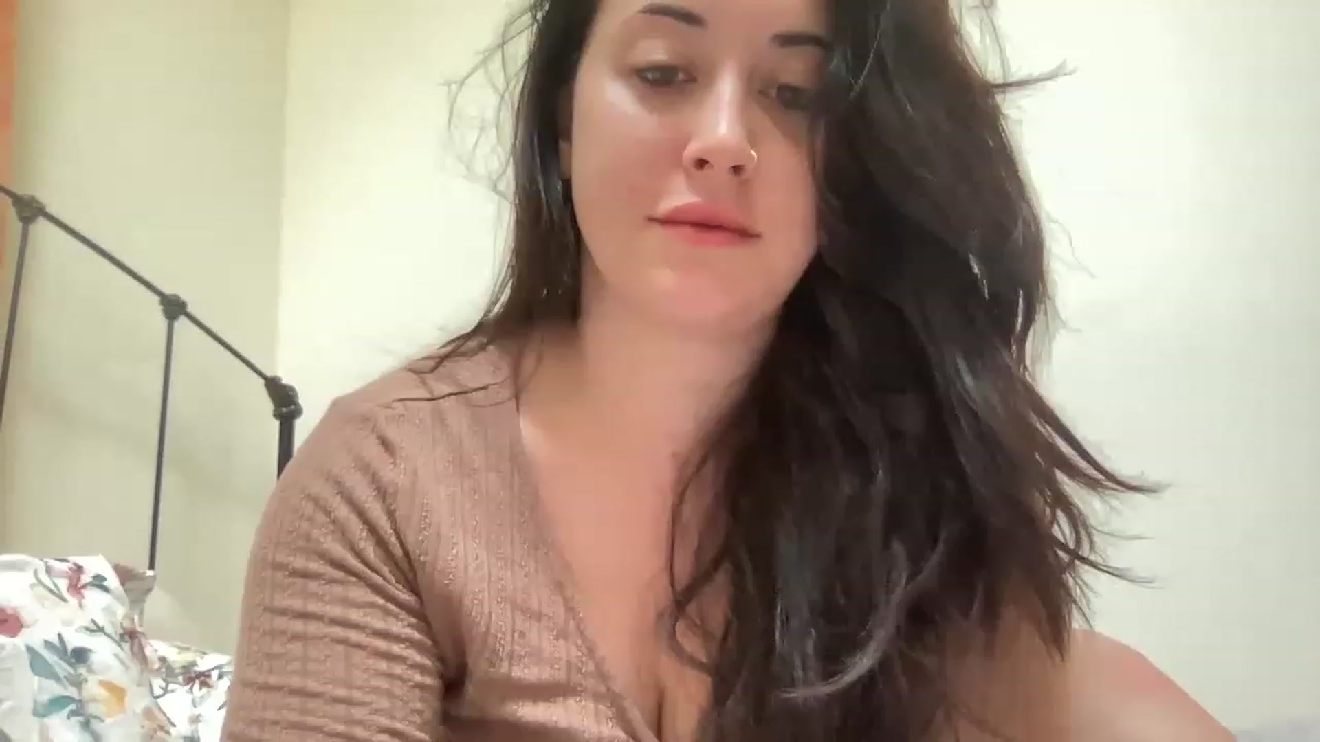 Gallery image thumbnail from EllaCakes's myfreecams stream on, 04/15/2023, 16:38 image 17 of 20