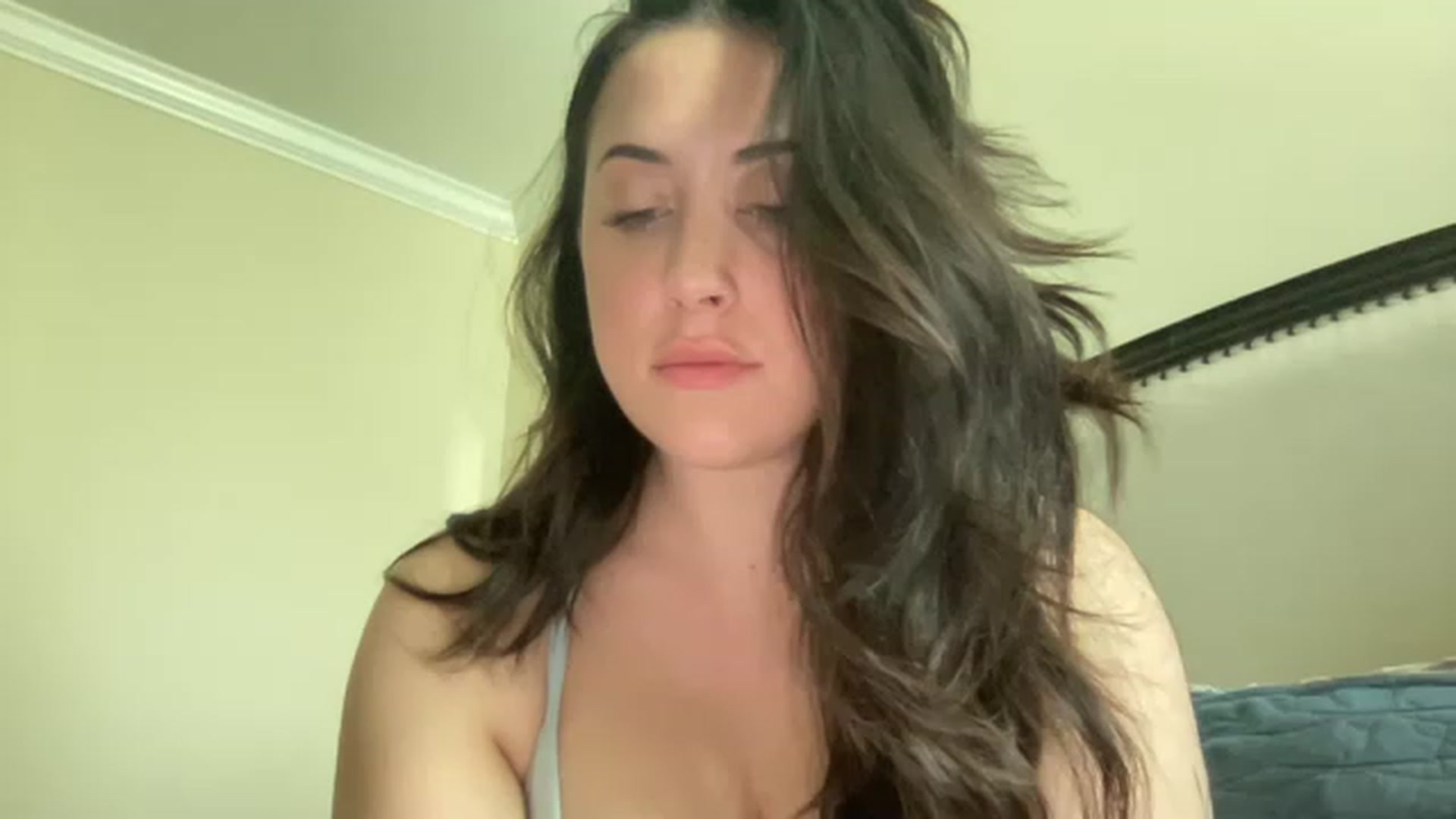 Gallery image thumbnail from EllaCakes's myfreecams stream on, 05/02/2023, 21:24 image 2 of 20