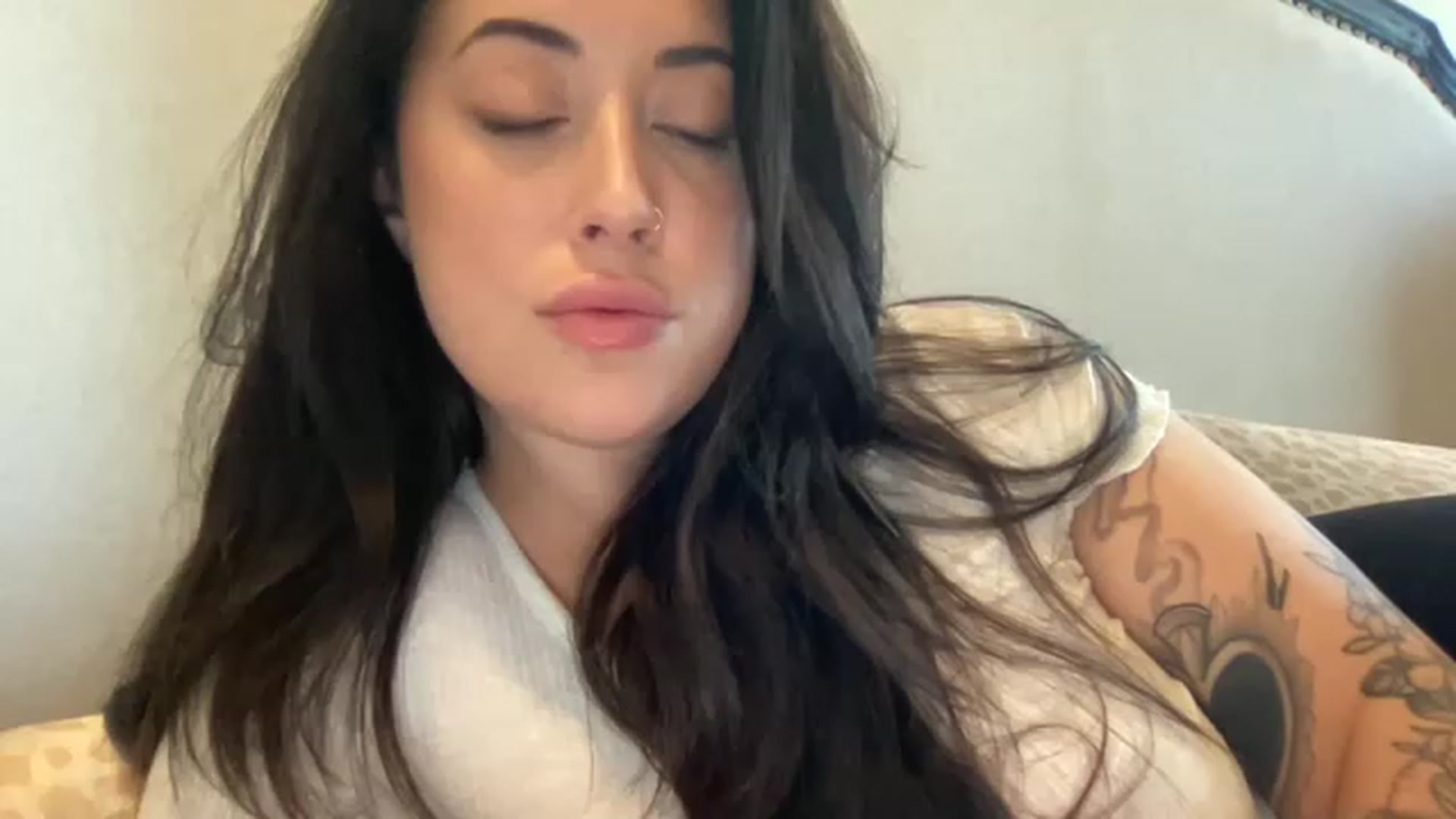 Gallery image thumbnail from EllaCakes's myfreecams stream on, 05/03/2023, 18:27 image 17 of 20