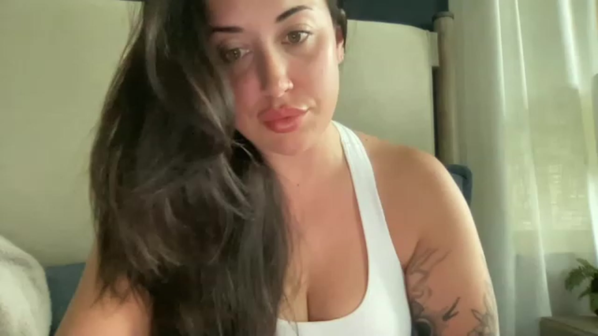 Gallery image thumbnail from EllaCakes's myfreecams stream on, 06/07/2023, 21:09 image 14 of 20