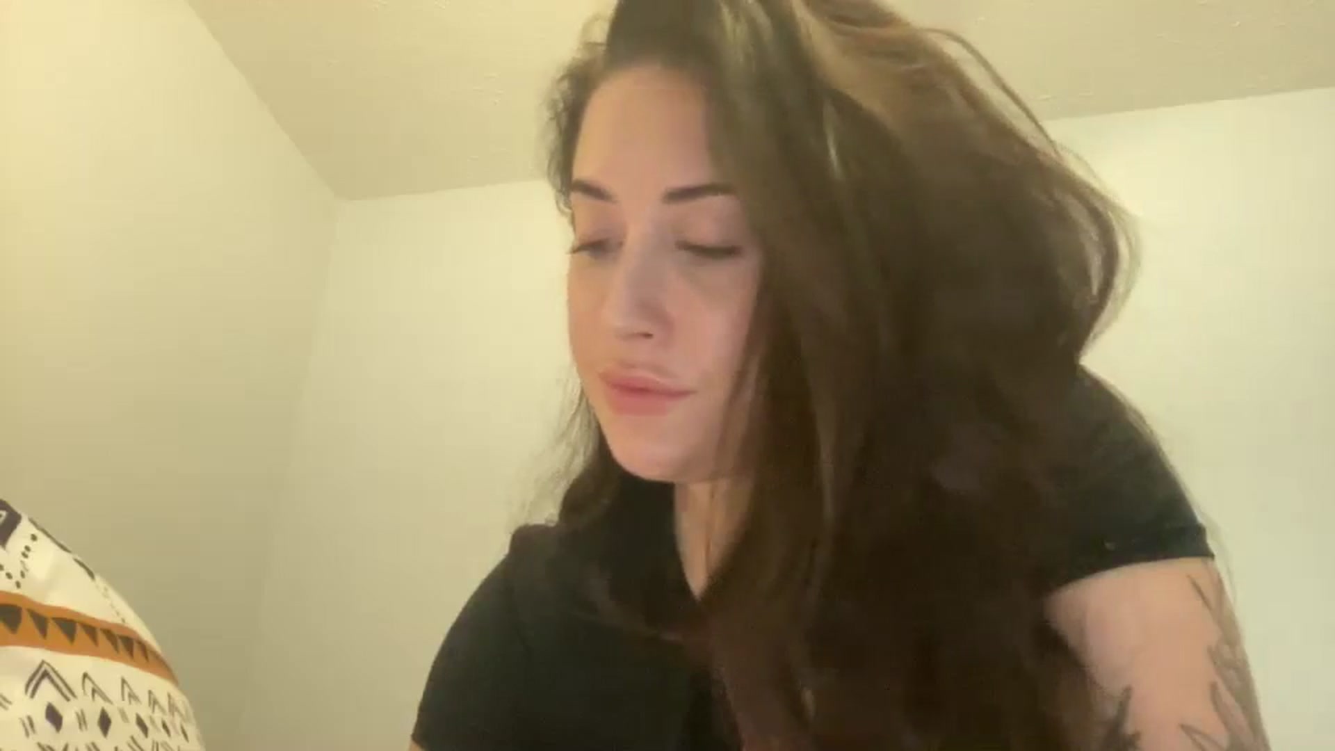 Gallery image thumbnail from EllaCakes's myfreecams stream on, 10/17/2023, 18:01 image 10 of 20