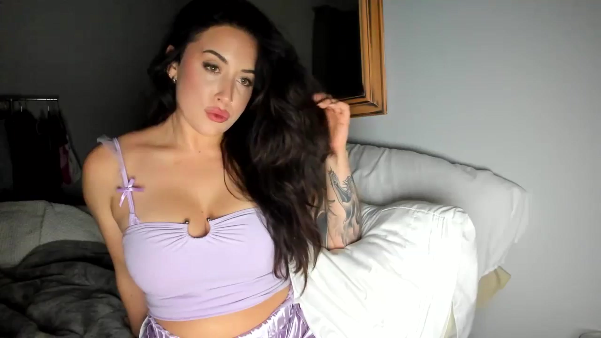 Gallery image thumbnail from EllaCakes's myfreecams stream on, 11/26/2023, 04:59 image 1 of 20