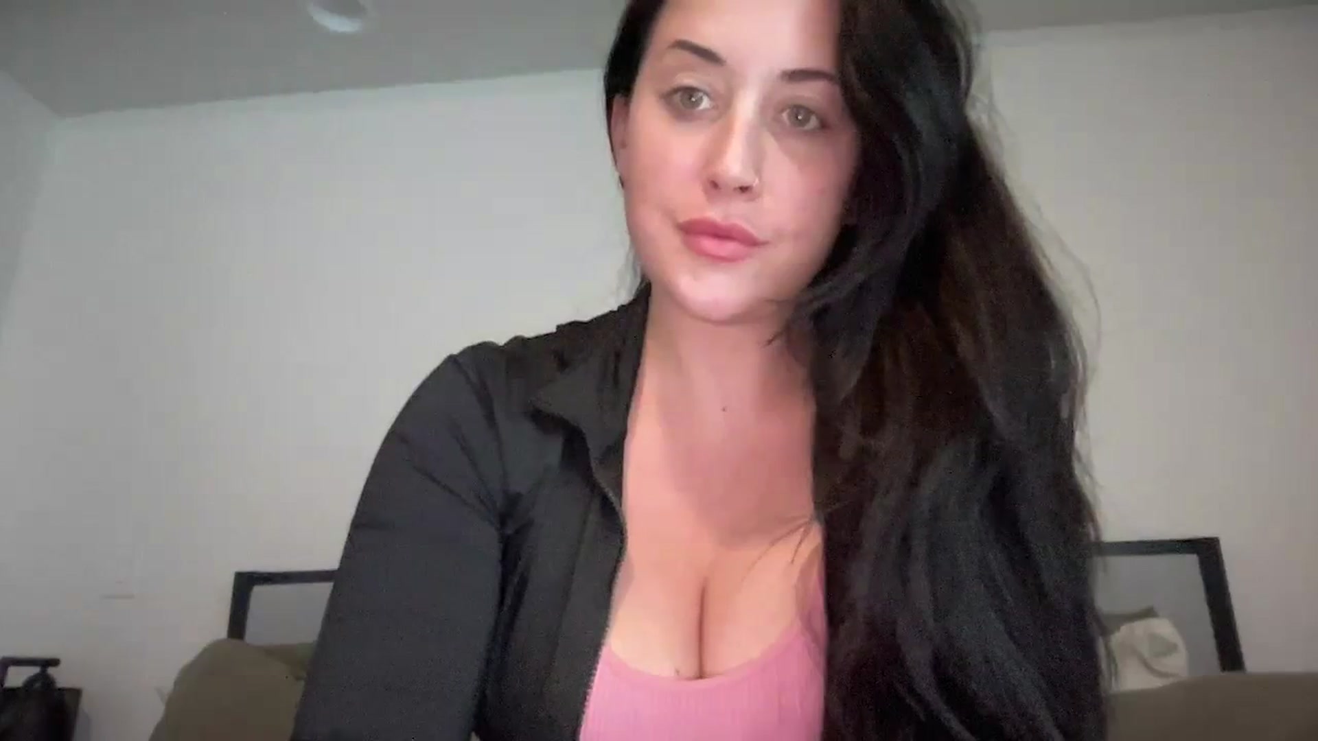 Gallery image thumbnail from EllaCakes's myfreecams stream on, 04/08/2024, 20:11 image 15 of 20