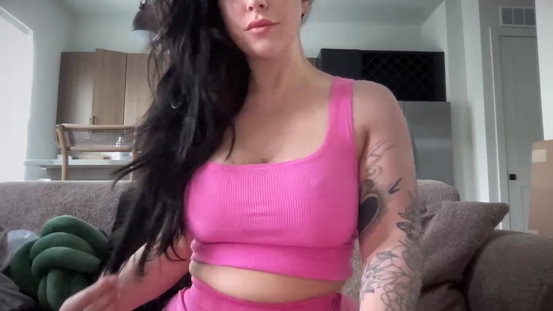 Gallery image thumbnail from EllaCakes's myfreecams stream on, 04/25/2024, 18:01 image 10 of 20