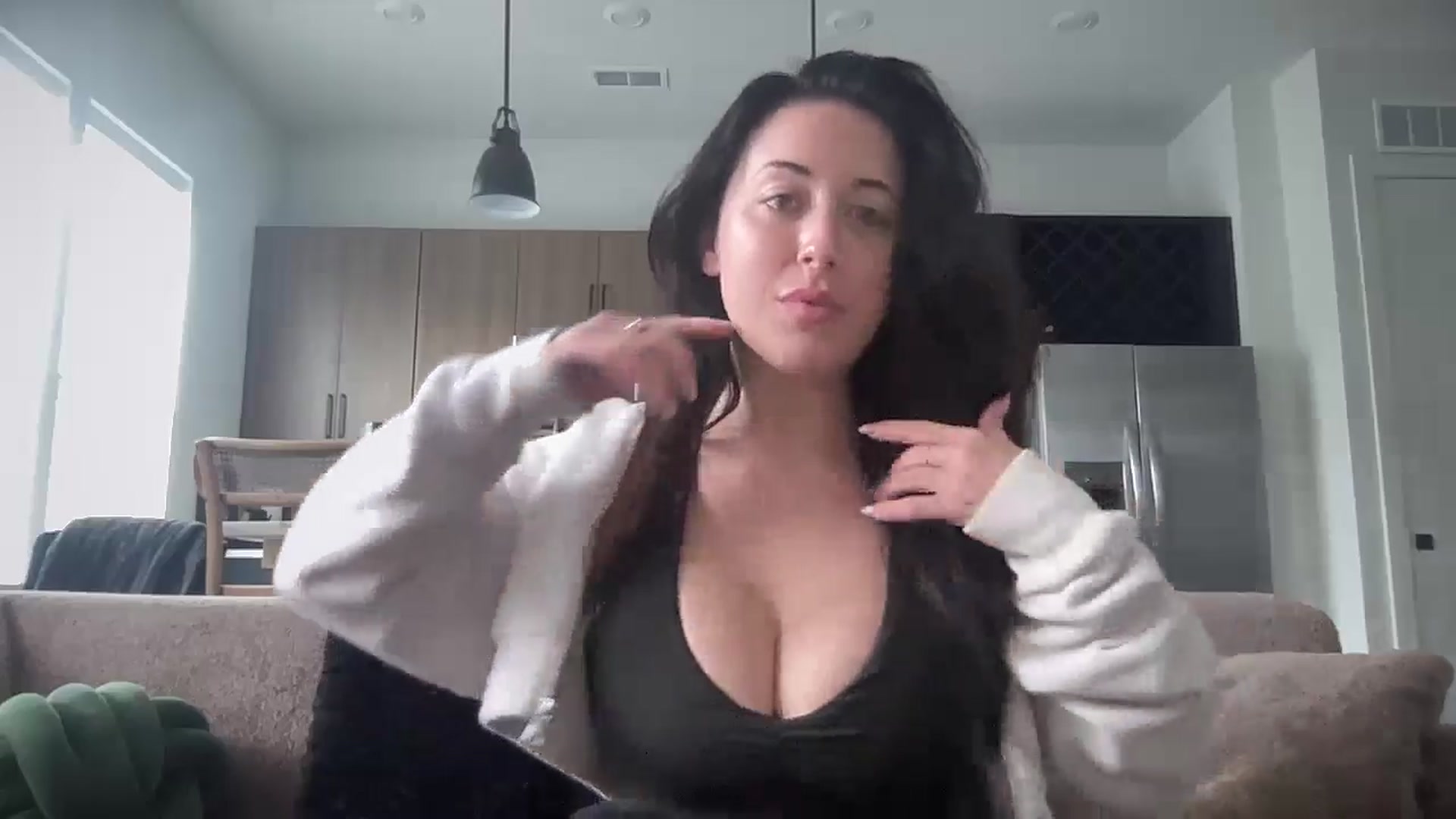 Gallery image thumbnail from EllaCakes's myfreecams stream on, 05/07/2024, 18:32 image 15 of 20