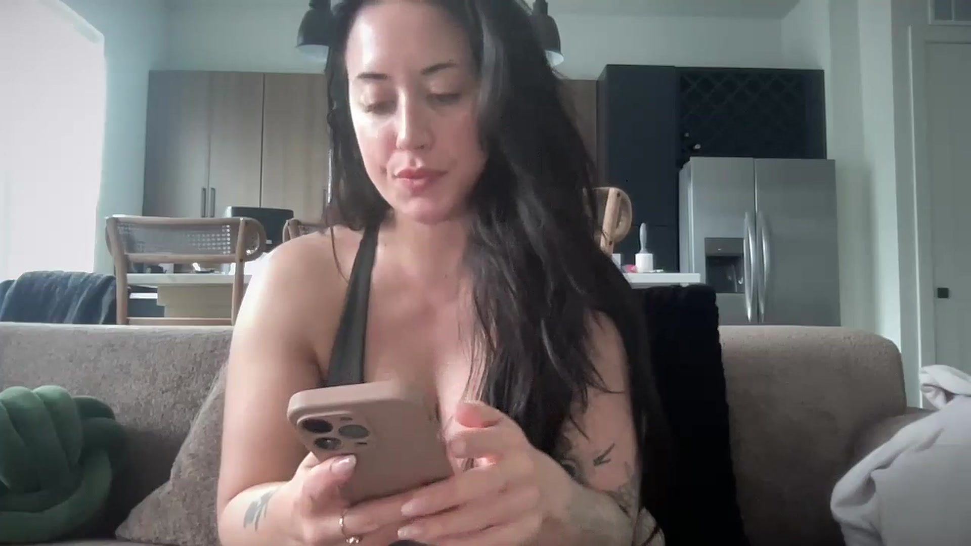 Gallery image thumbnail from EllaCakes's myfreecams stream on, 05/07/2024, 21:31 image 3 of 20