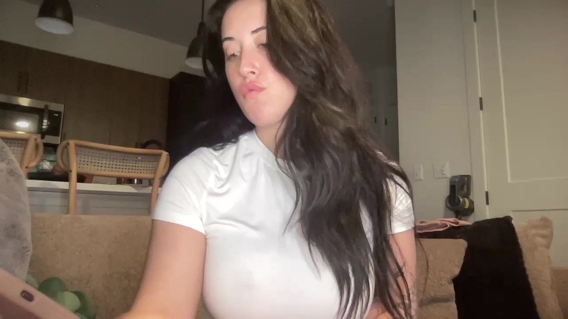 Gallery image thumbnail from EllaCakes's myfreecams stream on, 05/08/2024, 23:59 image 14 of 20