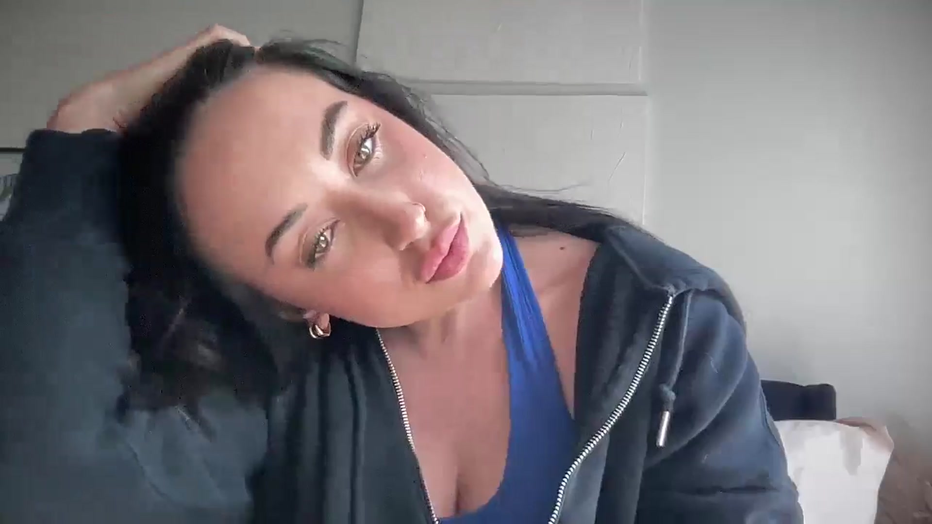 Gallery image thumbnail from EllaCakes's myfreecams stream on, 09/11/2024, 20:00 image 11 of 20
