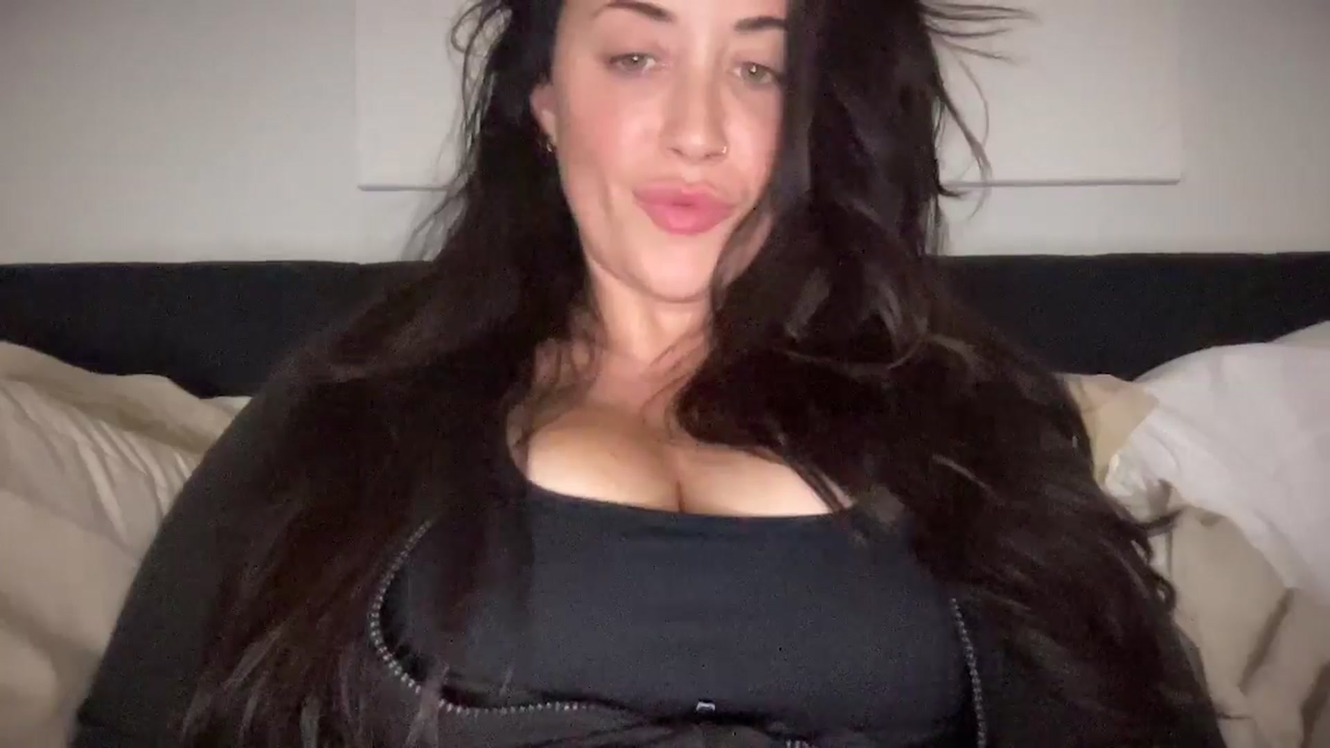 Gallery image thumbnail from EllaCakes's myfreecams stream on, 10/08/2024, 04:42 image 12 of 20