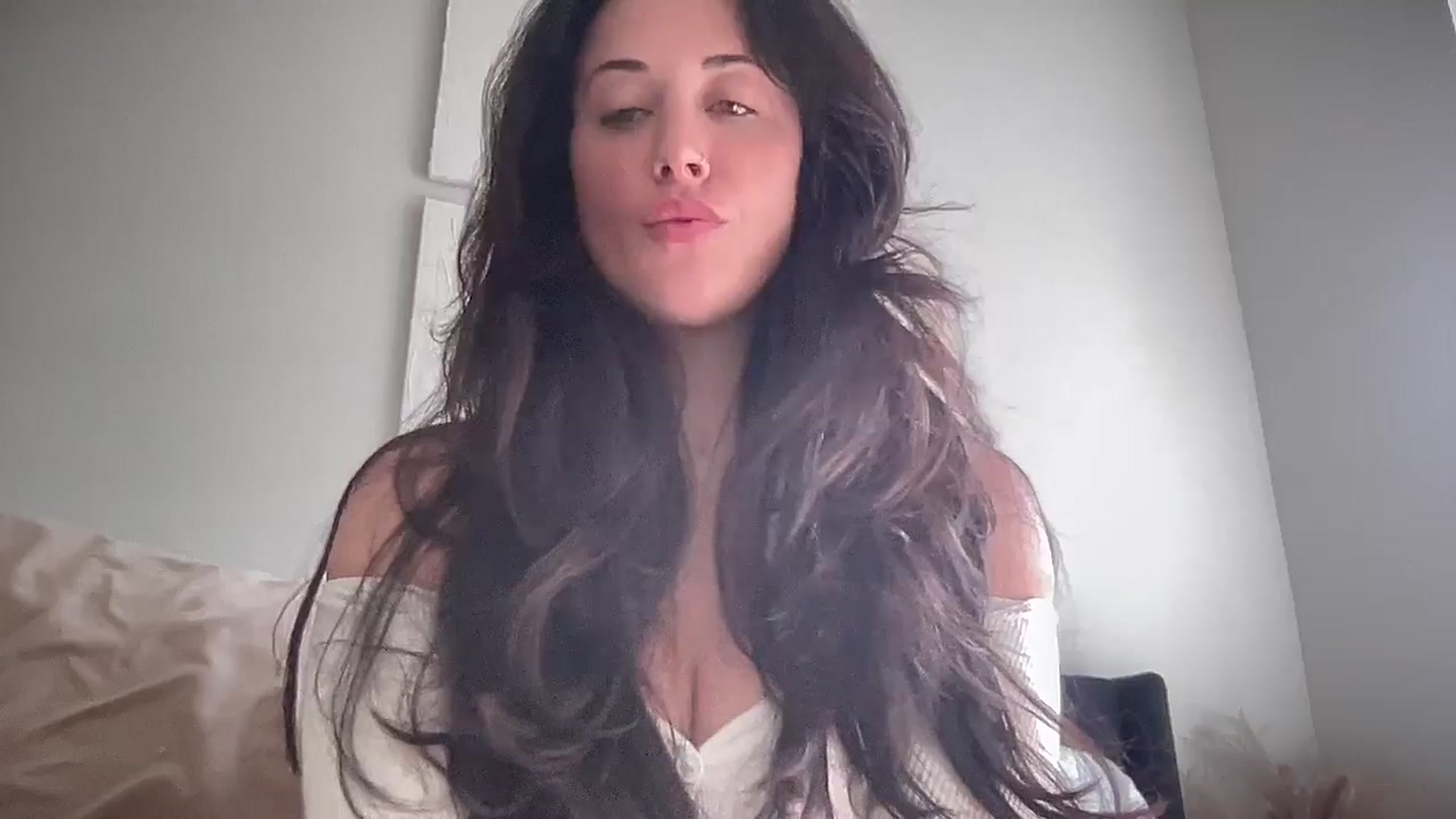 Gallery image thumbnail from EllaCakes's myfreecams stream on, 10/13/2024, 20:06 image 10 of 20